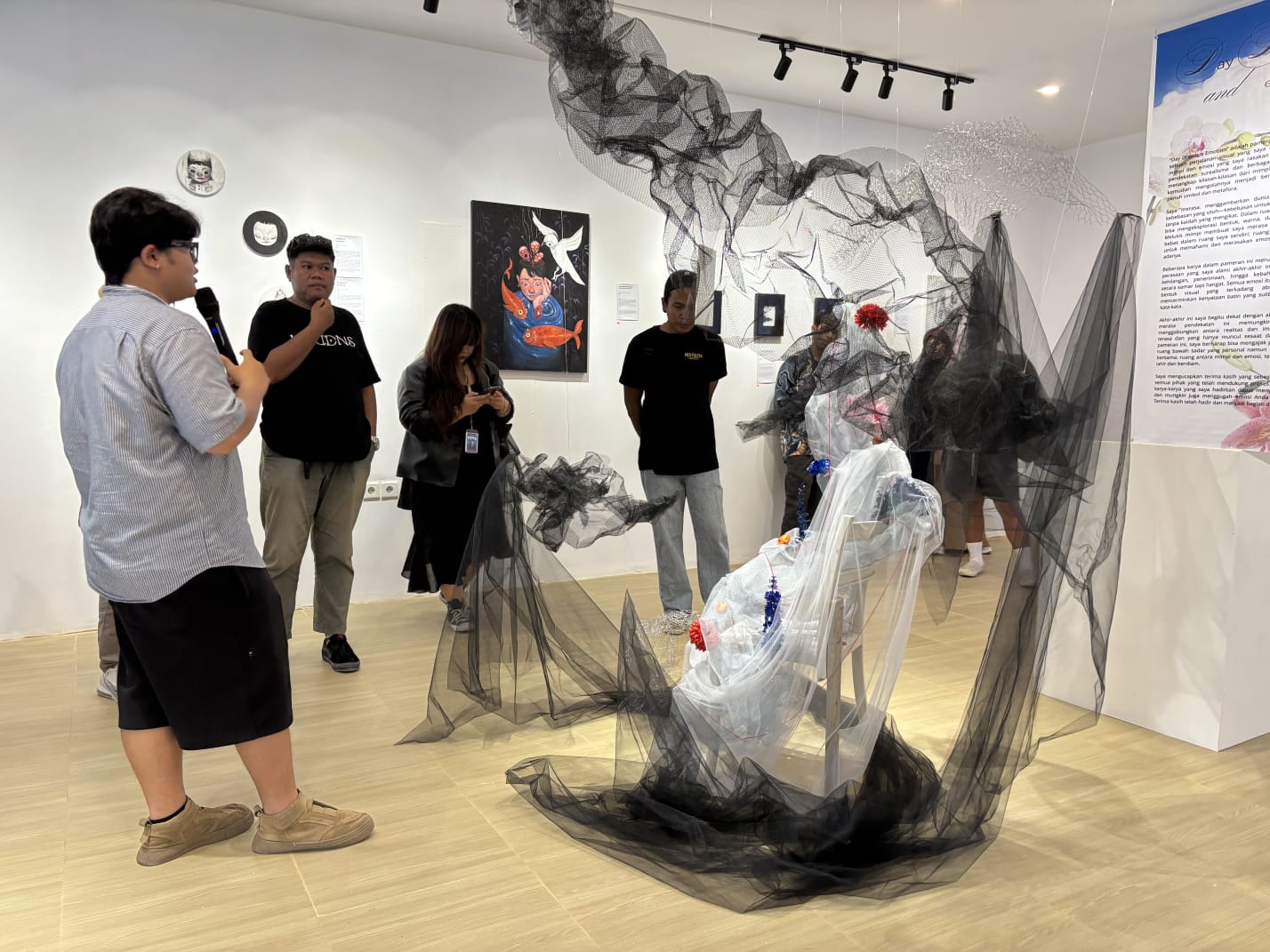 PAMERAN PERDANA: Rakan saat menjelaskan kepada para pengunjung arti dari setiap karya yang divisualisasikan di Atara Studio. (IZZA/BP)