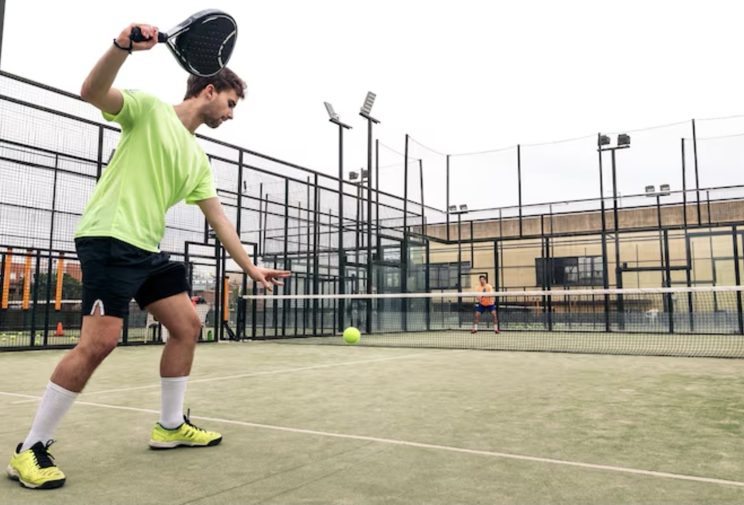 Ilustrasi bermain padel. (Freepik)
