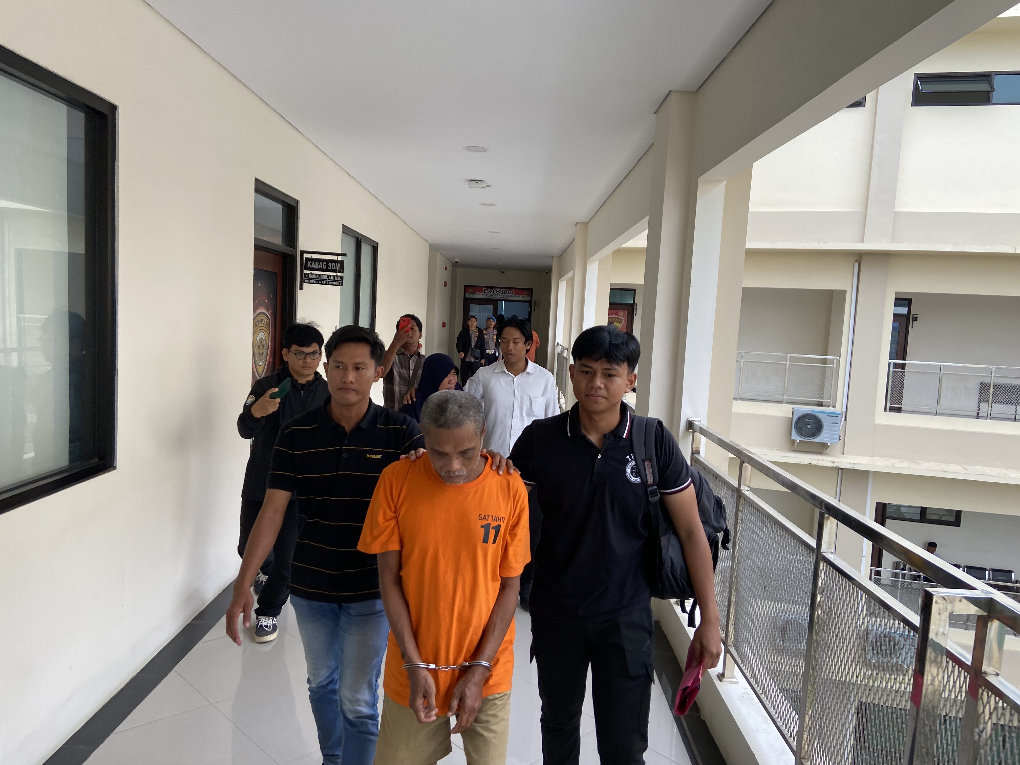DIAMANKAN: Kedua pelaku yakni BH (50) dan RAP (47) tak berkutik usai dirilis oleh tim kepolisian atas pelanggaran yang mereka perbuat. (ARTA KUSUMA YUNANDA/BP)