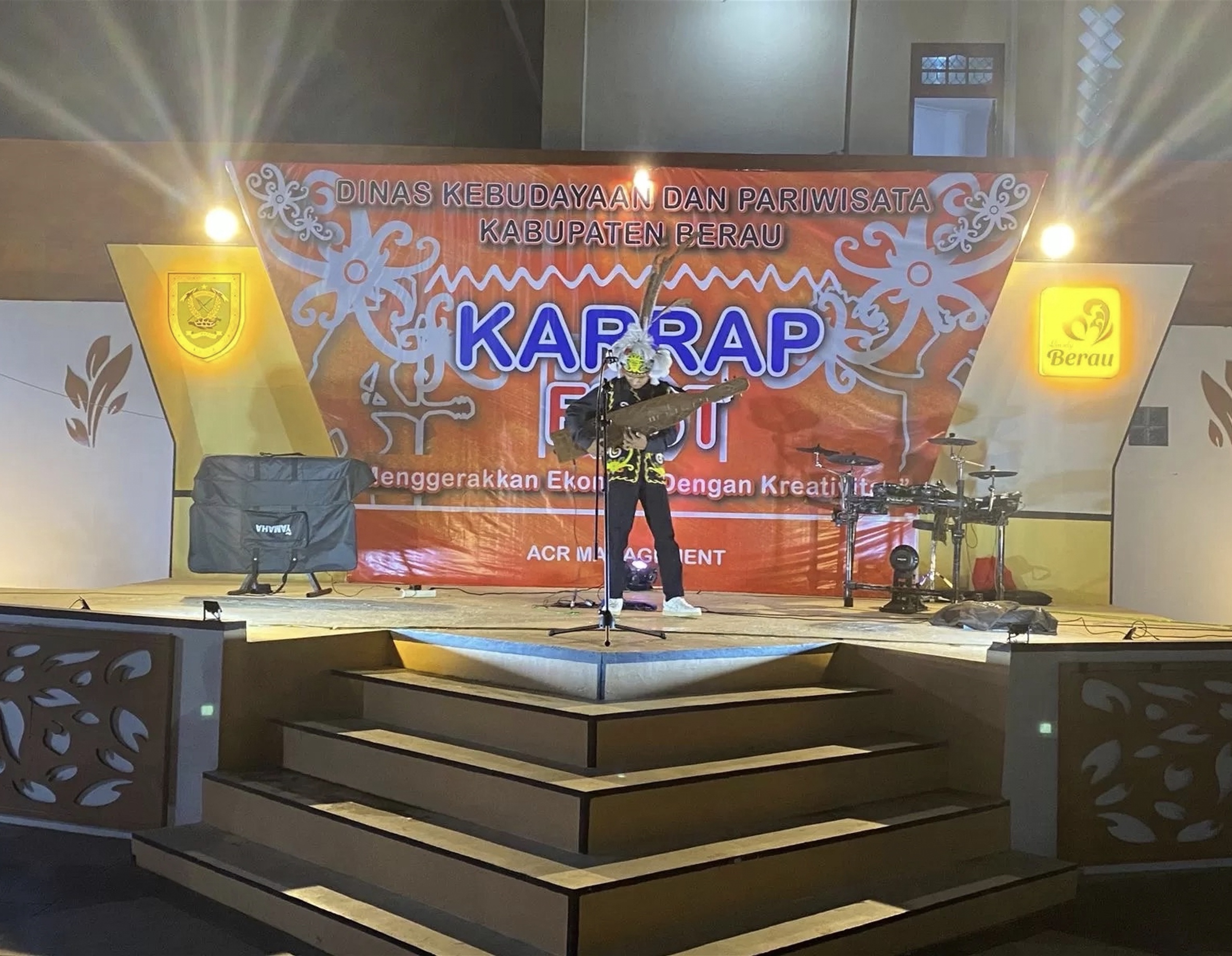 FESTIVAL TAHUN LALU: Disbudpar Berau tahun ini ingin menggelar kembali Karrap Fest yang menjadi agenda rutin setiap minggunya di panggung mini Tepian Sungai Segah. (IZZA/BP)