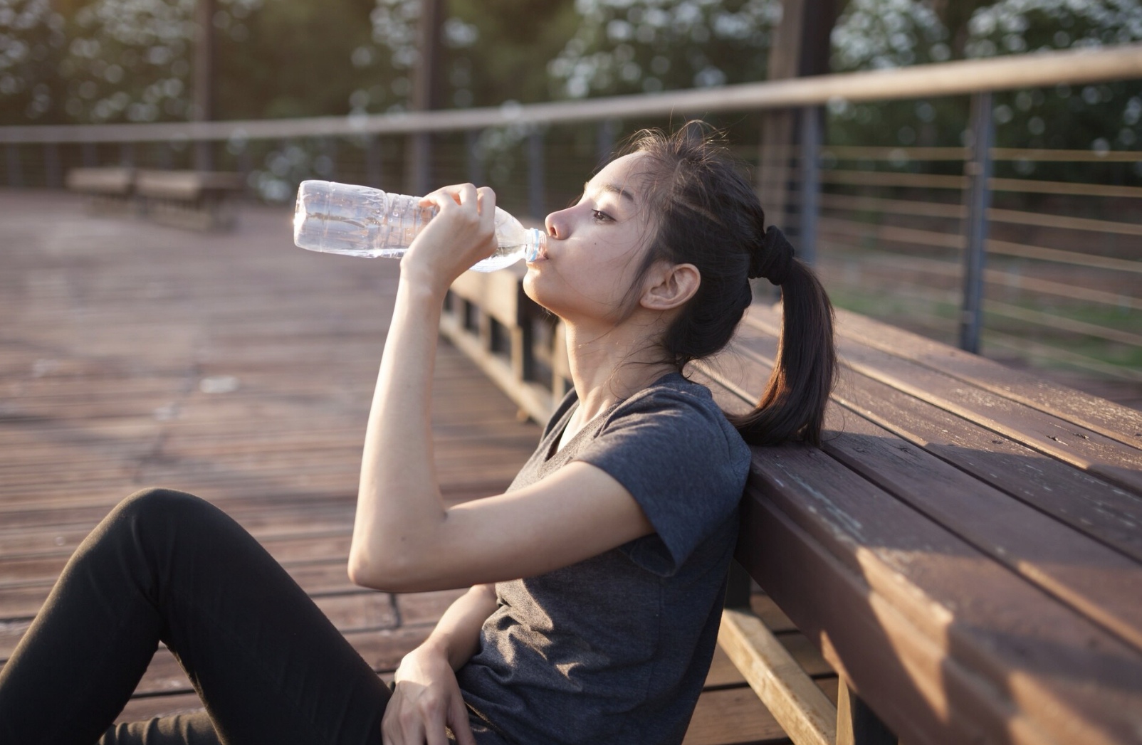 Ilustrasi minum air putih. (Freepik)