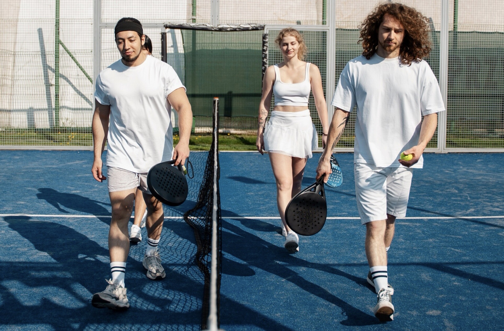 Ilustrasi olahraga padel dengan outfit keren. (Freepik)