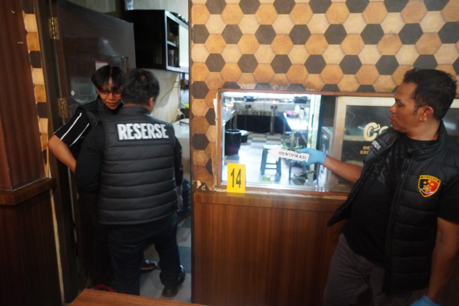 OLAH TKP: Polisi lakukan olah TKP di THM Dragon Exotic Lounge, Kelurahan Pamusian, Tarakan Tengah. (POLRES TARAKAN UNTUK HRK)