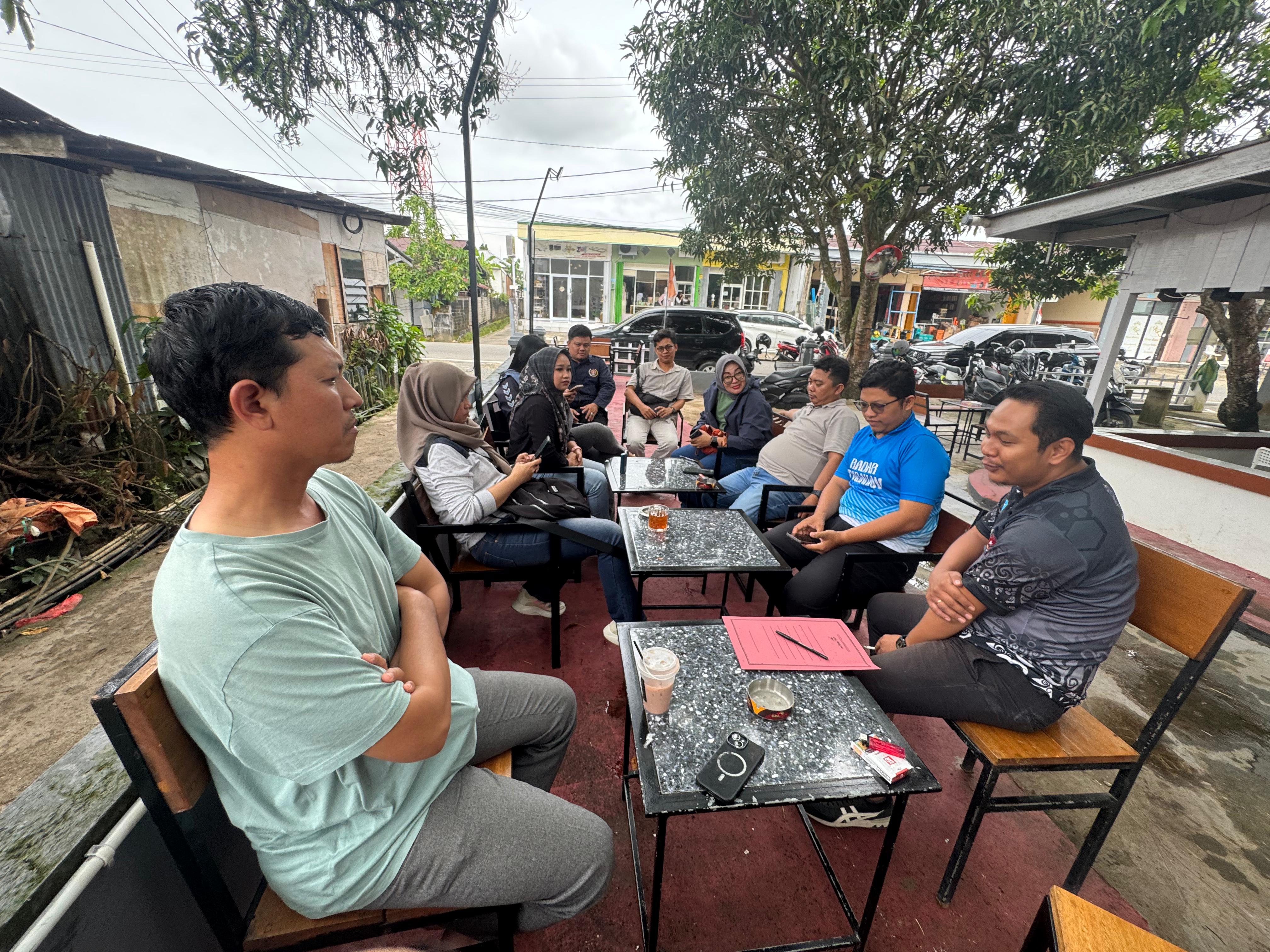 PERTEMUAN: Perwakilan anggota PWI Kaltara adakan pertemuan sebelum tandatangani mosi tidak percaya. (SEPTIAN ASMADI/HRK)
