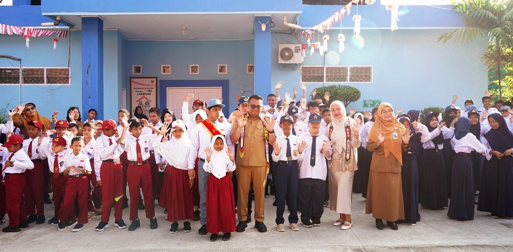 DISAMBUT ANTUSIAS: Bupati Kukar Aulia Rahman Basri bersama Bunda PAUD Kabupaten Kukar Andi Deezca Pravidhia Aulia berkunjung ke Sekolah Luar Biasa Negeri Tenggarong. (DISKOMINFO KUKAR UNTUK BP)