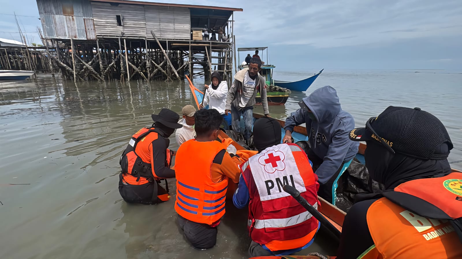 EVAKUASI KORBAN: Jasad korban dievakuasi tim SAR gabungan di perairan Tanjung Pasir, Tarakan Timur, Selasa (26/8). (SAR TARAKAN UNTUK HRK)