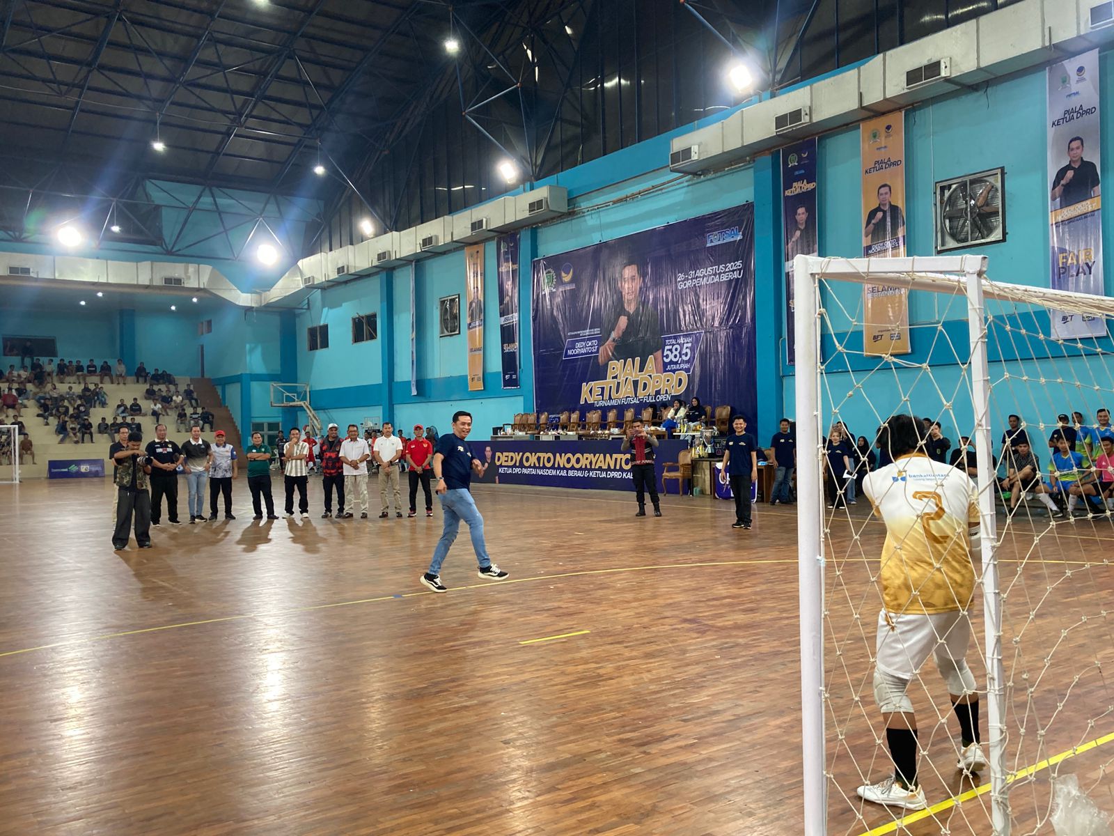 PEMBUKAAN: Ketua DPRD Berau, Dedy Okto Nooryanto (baju hitam), menendang bola ke arah gawang sebagai bentuk resmi dibukanya turnamen futsal Piala Ketua DPRD. (ARTA KUSUMA YUNANDA/BP)