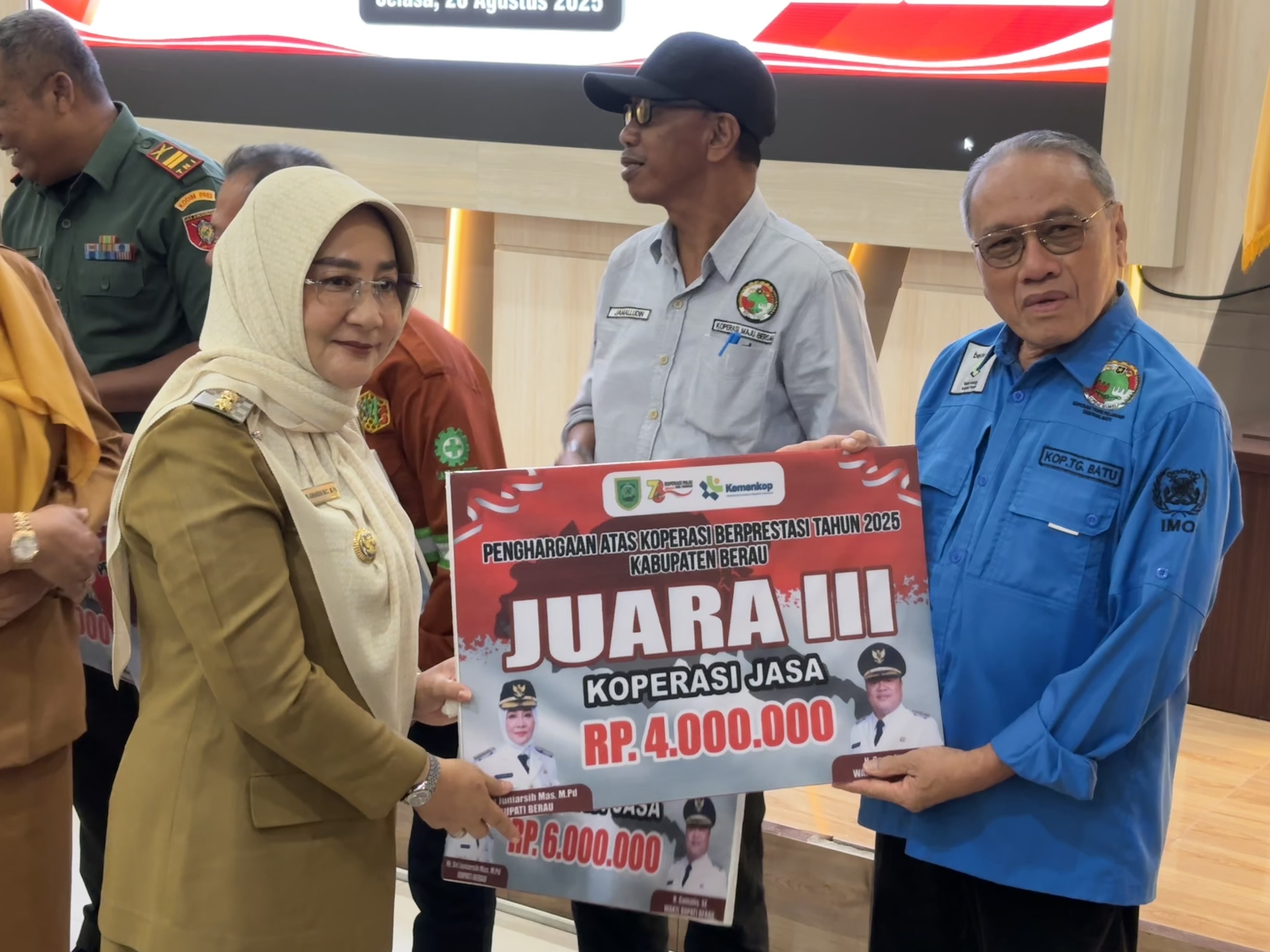 BERI PENGHARGAAN: Bupati Berau Sri Juniarsih memberi penghargaan kepada salah satu koperasi berprestasi, Selasa (26/8). (IZZA/BP)