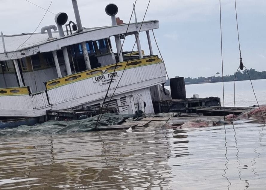 TENGGELAM: Kapal KLM Cahaya Fitrah dengan jenis 282 GT yang mengangkut pupuk bersubsidi jenis NPK dan Urea namun dikabarkan tenggelam di wilayah perairan Sukan. (KUPP UNTUK BERAU POST)