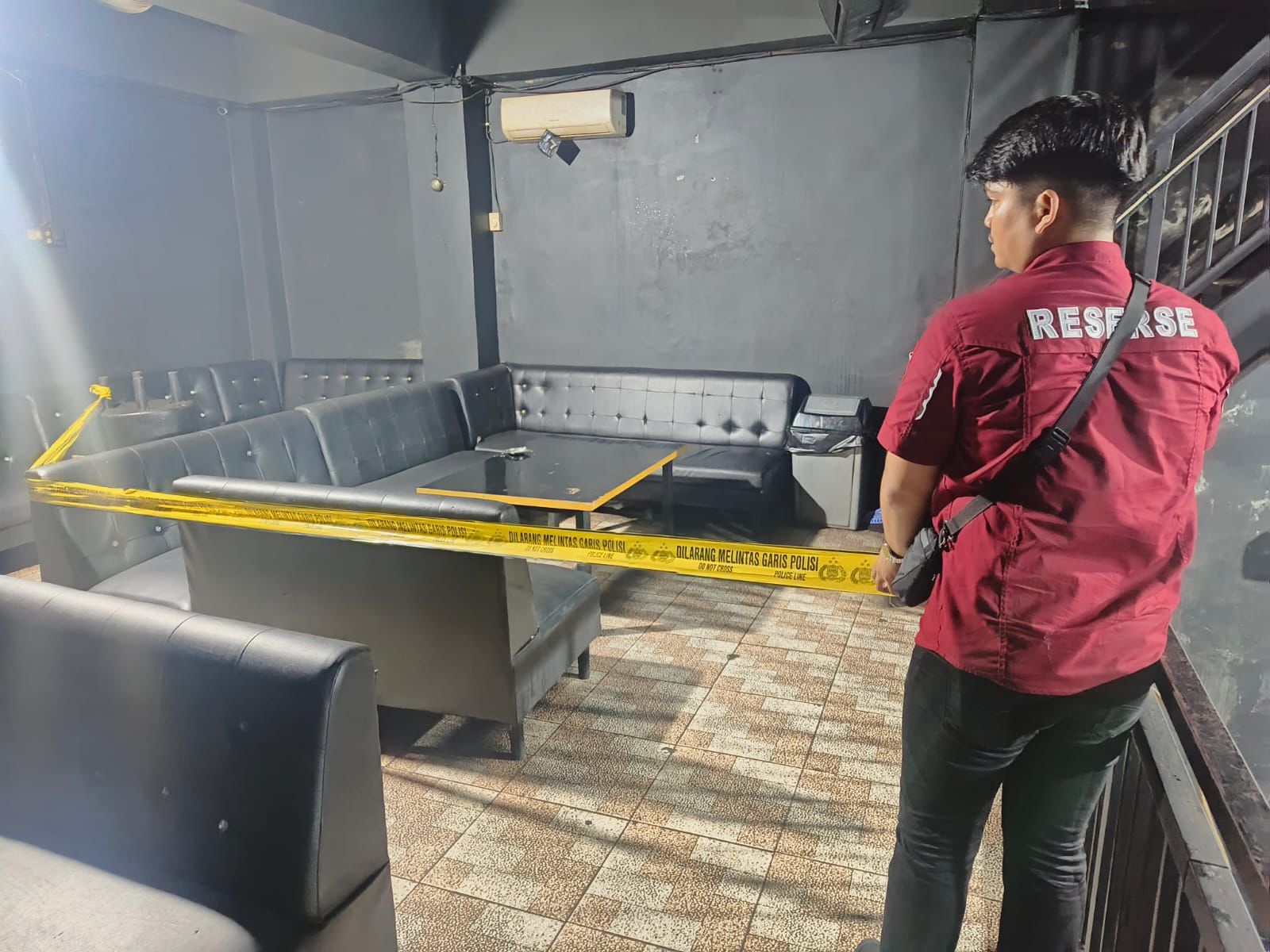 DIGARIS POLISI: Salah satu THM yang diduga jadi tempat dugaan keracunan para pengunjung dan pemandu karaoke. (HRK)