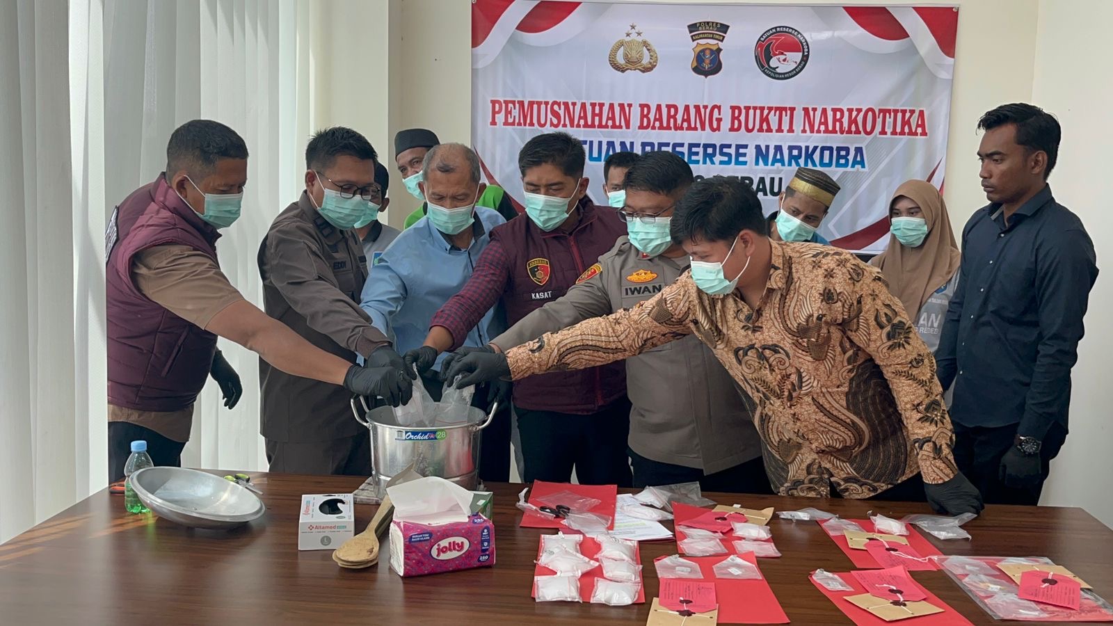 DILARUTKAN: Sebanyak 754 Gram sabu dimusnahkan oleh satreskoba kemarin. (ARTA KUSUMA YUNANDA/BP)