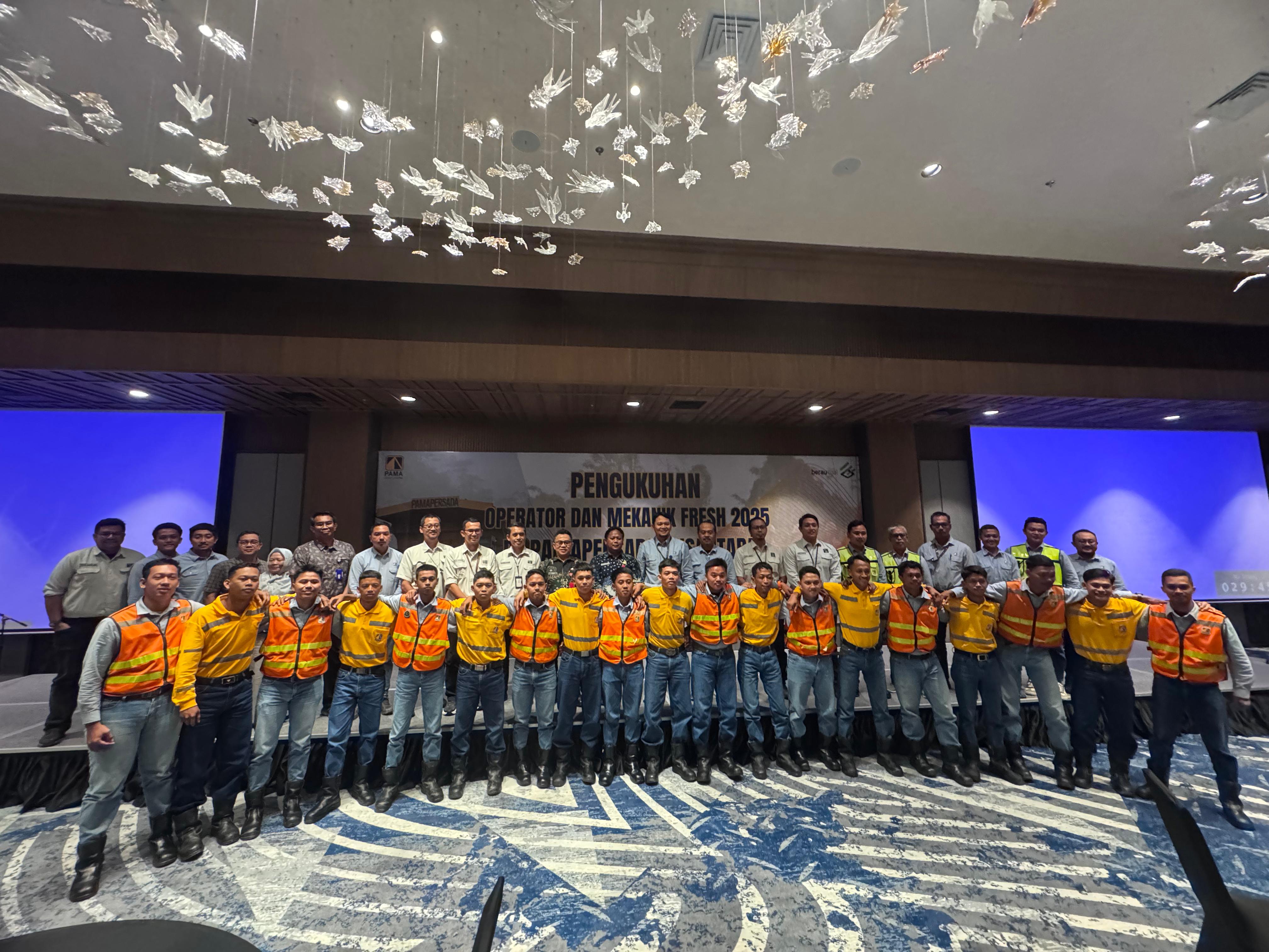 FOTO BERSAMA: Para peserta dan manajemen PAMA, Berau Coal serta Sekkab Berau, Muhammad Said, melakukan foto bersama. (DAYAT BP)