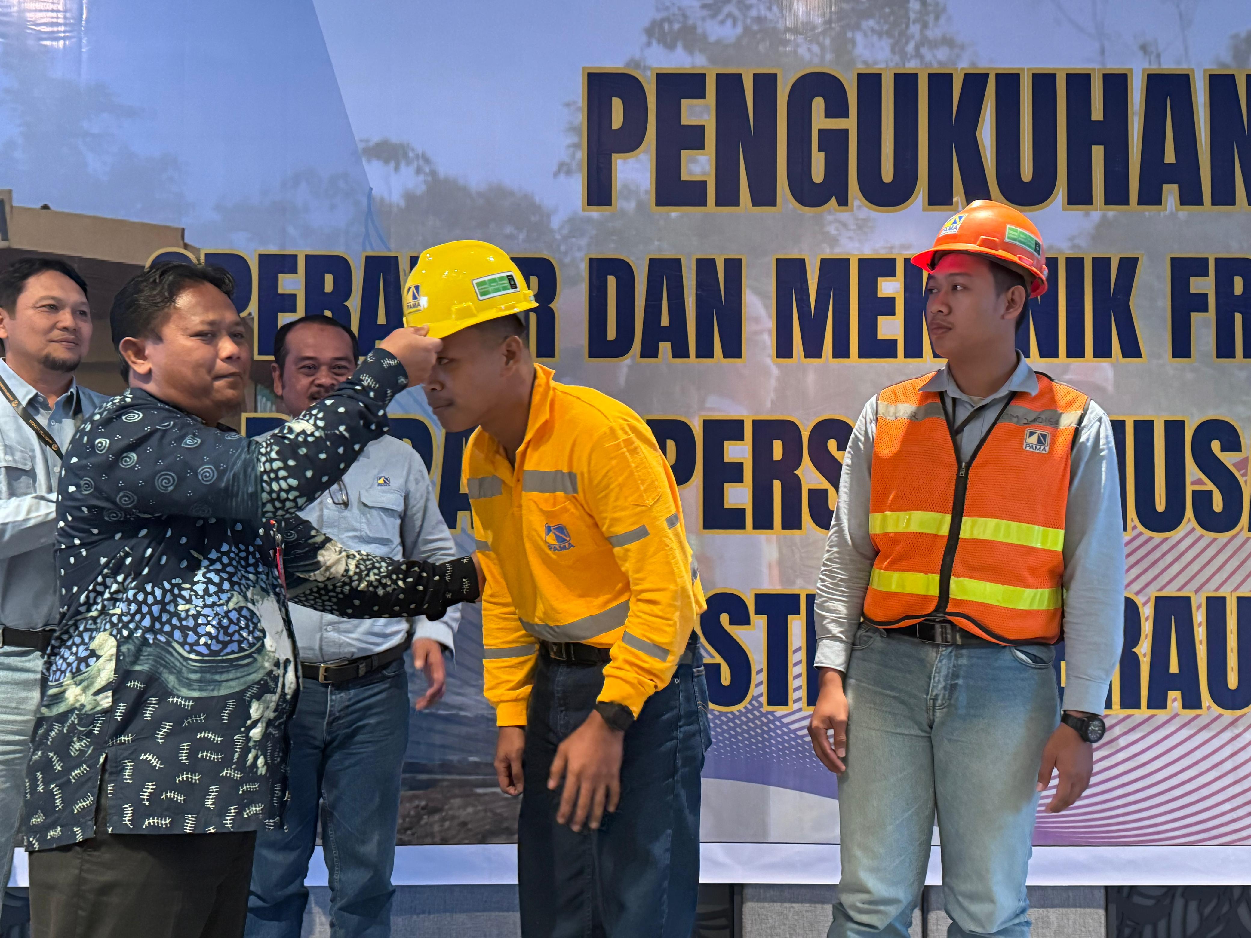 DIKUKUHKAN: Perwakilan peserta pelatihan mekanik tahun 2025 dilantik untuk bisa bergabung dengan PAMA Berau. (Depan) (DAYAT/BP)