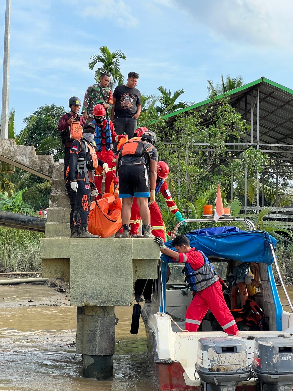 EVAKUASI: Tim gabungan saat melakukan evekuasi Rs, korban tenggelam di Kelurahan Karang Ambun. (TIM GABUNGAN UNTUK BERAU POST)