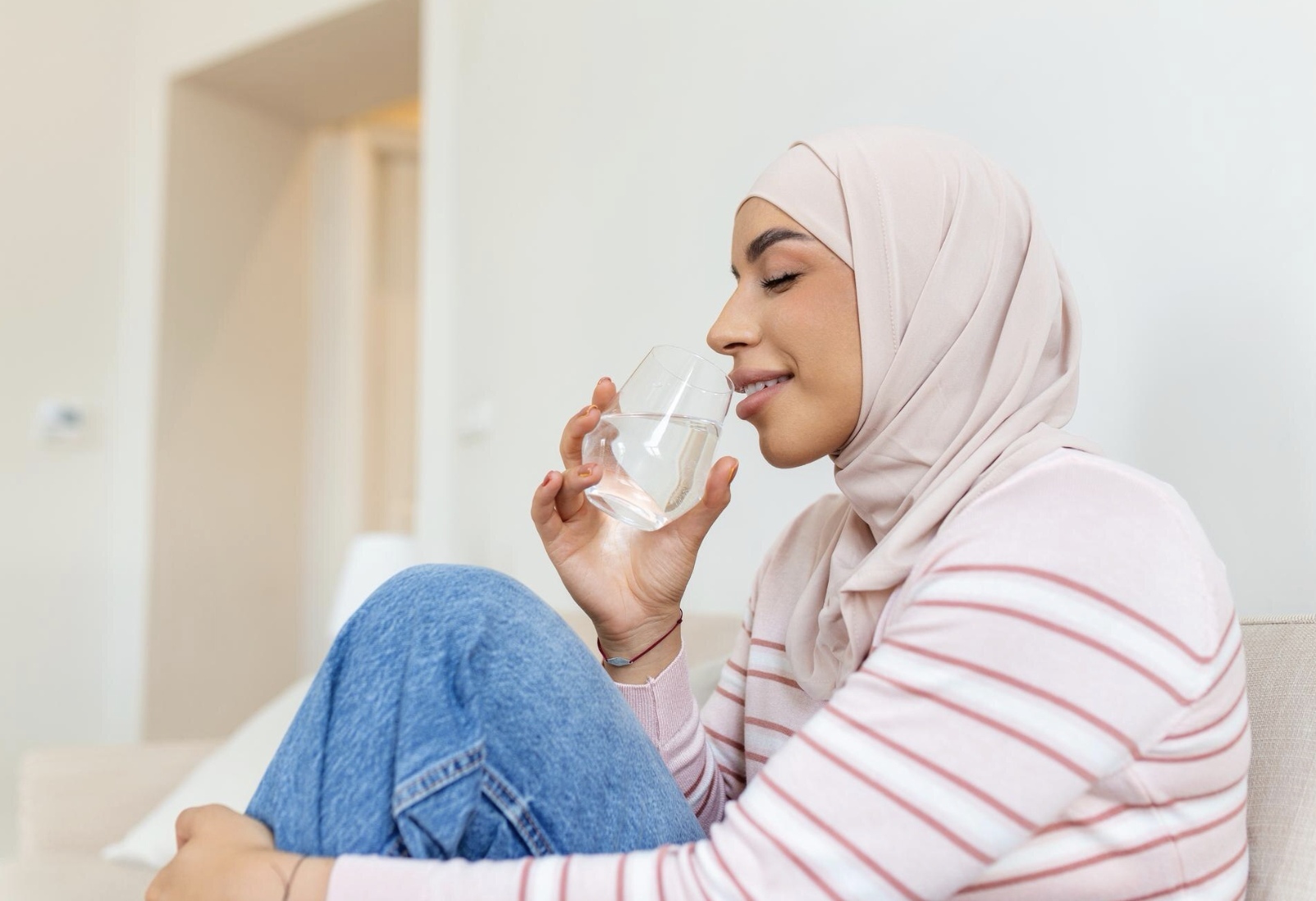 Ilustrasi minum air zam-zam. (Freepik)