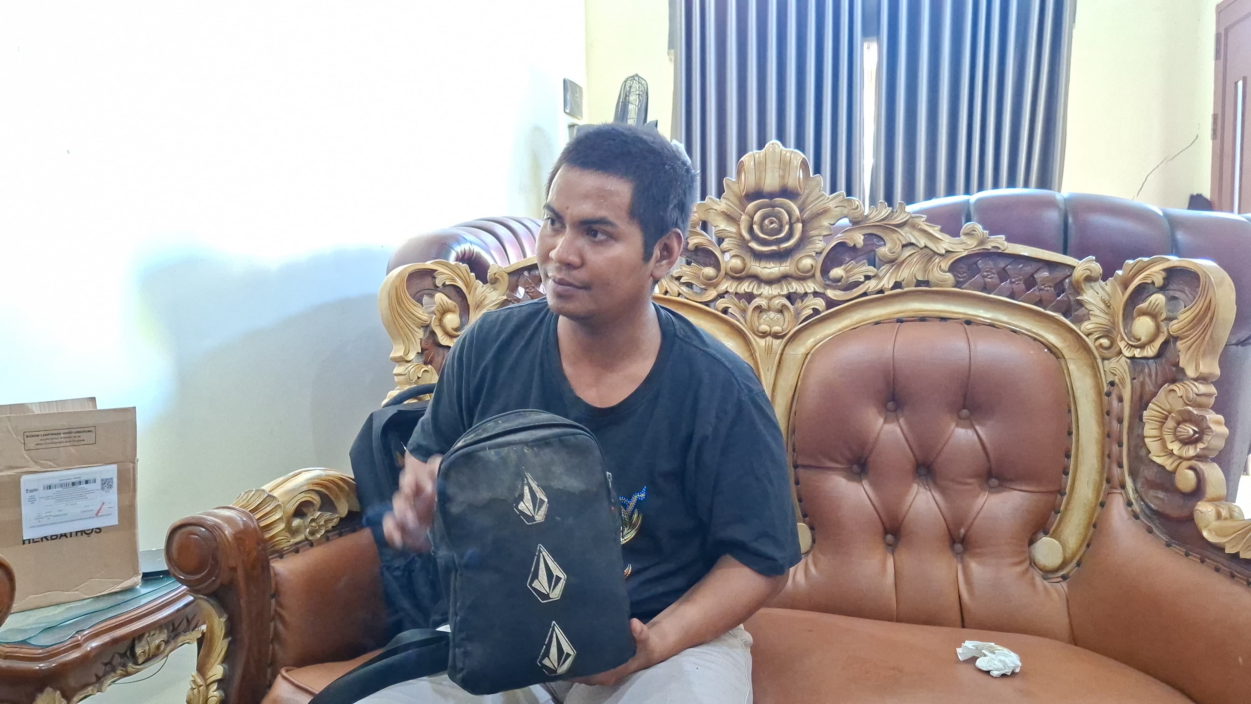 PEMBEGALAN: Korban begal tiba di rumahnya usai dirawat di rumah sakit akibat dianiaya oleh pelaku dugaan kekerasan. (SEPTIAN ASMADI/HRK)