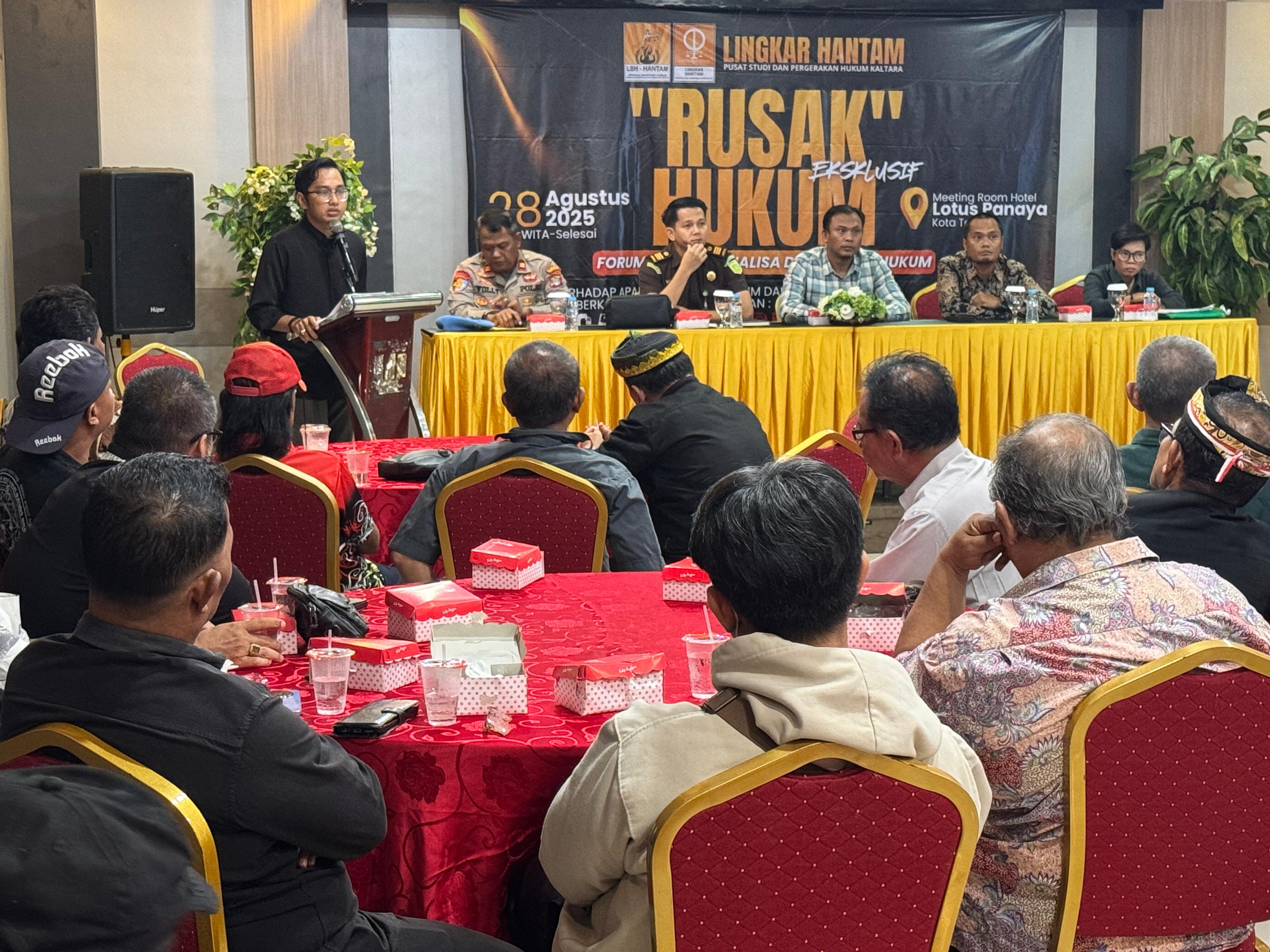 DISKUSI RUSAK HUKUM: LBH Hantam diskusi bersama masyarakat terkait masa hukum pidana terkait pertanahan di Tarakan yang dinilai tidak konsisten, Jumat (29/8). (SEPTIAN ASMADI/HRK)