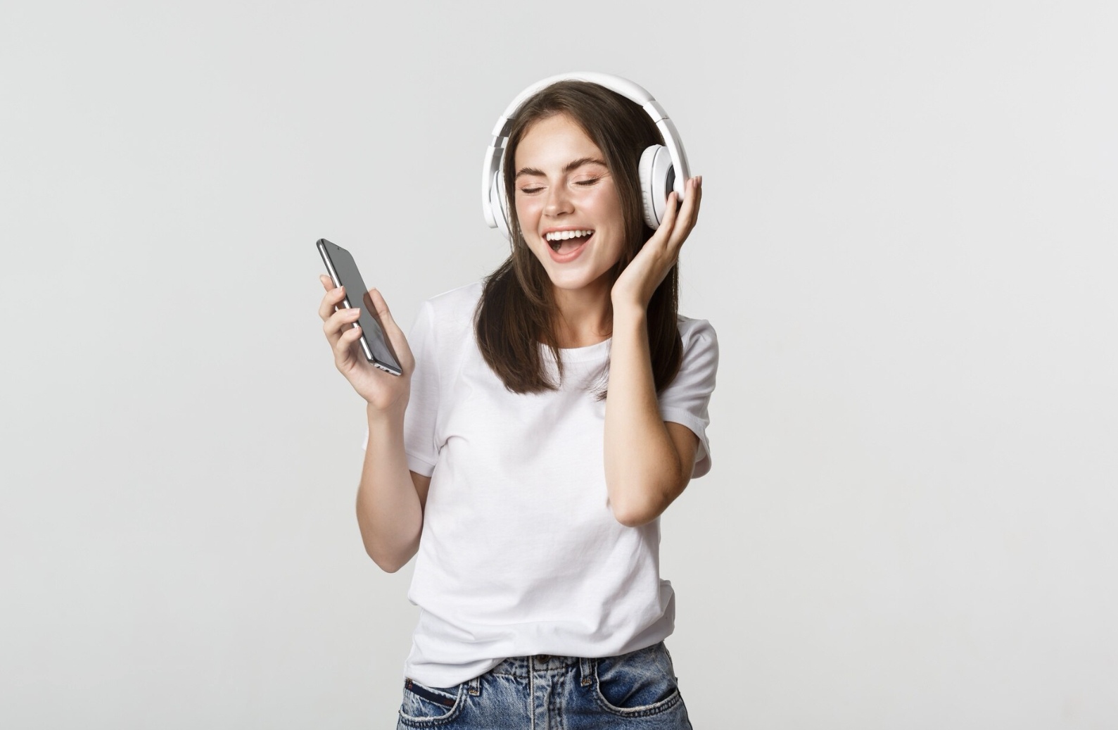 Ilustrasi seorang perempuan mendengarkan musik. (Freepik)