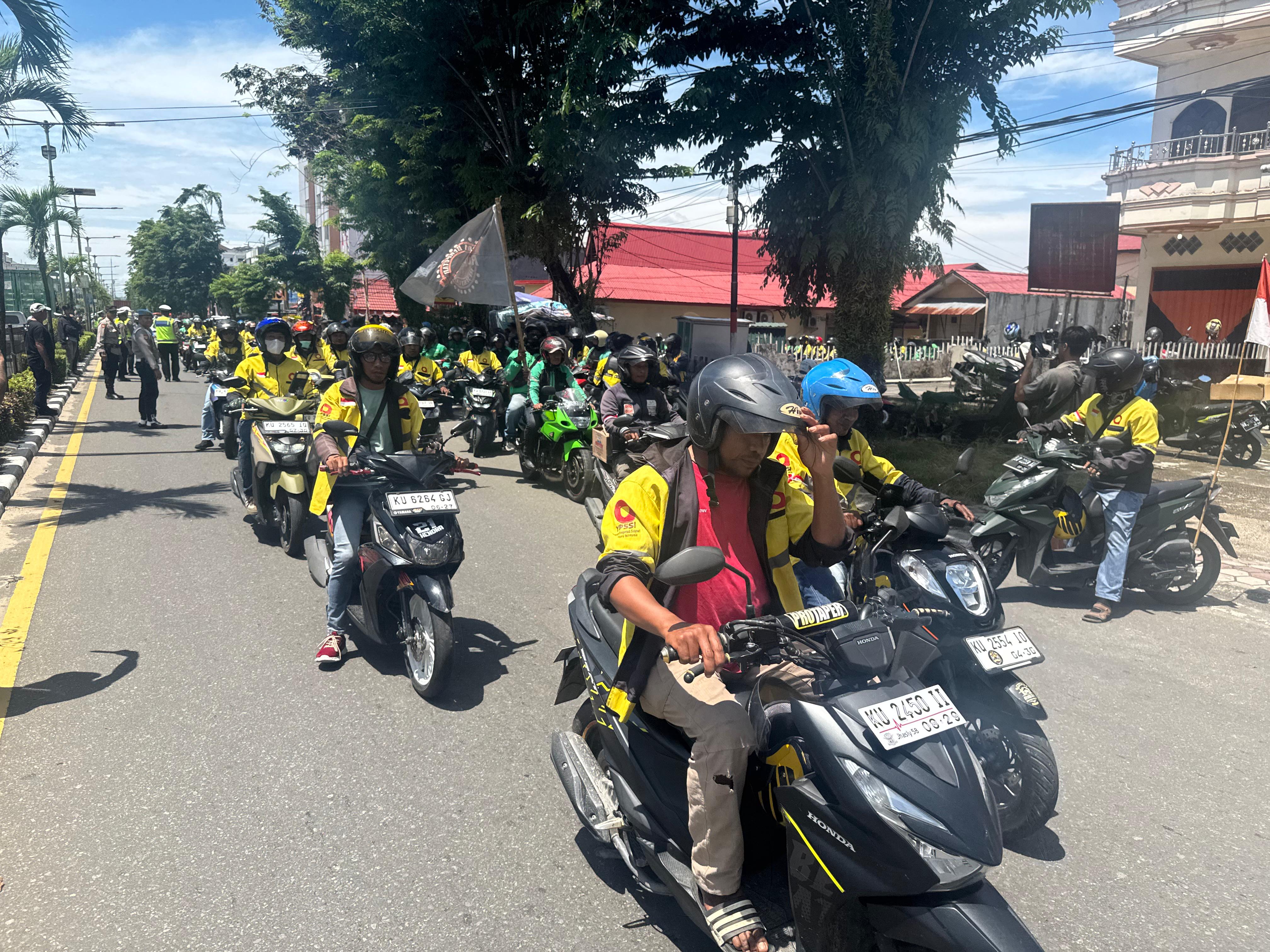 KONVOI: Ratus ojol meninggalkan Mako Polres Tarakam usai melaksanakan doa bersama, Sabtu (30/8) lalu. (SEPTIAN ASMADI/HRK)