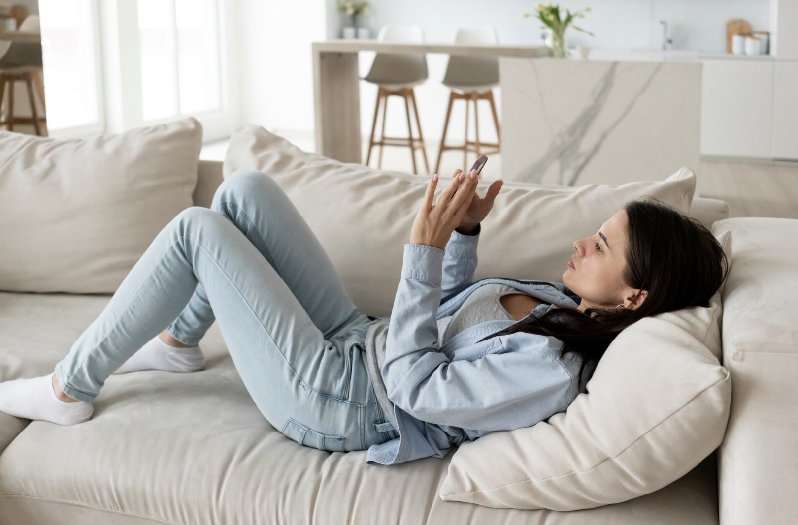 Kebiasaan langsung rebahan setelah makan bisa memicu terjadinya GERD (Freepik)