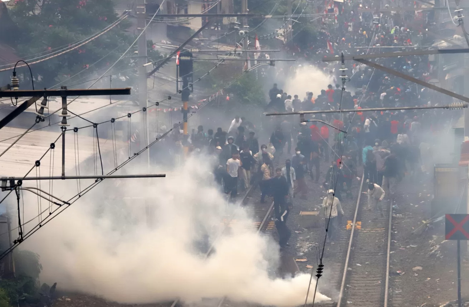 Pengunjuk rasa bertahan dari tembakan gas air mata dari anggota kepolisian saat aksi 28 Agustus 2025 di kawasan Pejompongan, Jakarta, Kamis (28/8/2025). (Dery Ridwansah/JawaPos.com)