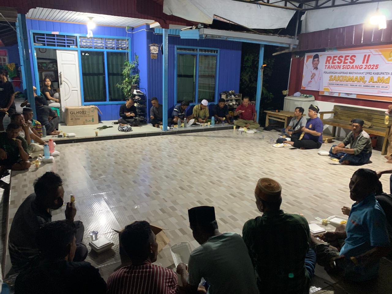 SERAP ASPIRASI: Anggota DPRD Berau Sakirman saat bertemu dan mendengarkan usulan warga Kampung Buyung-Buyung saat reses ke-2 tahun ini. (SAKIRMAN UNTUK BERAU POST)