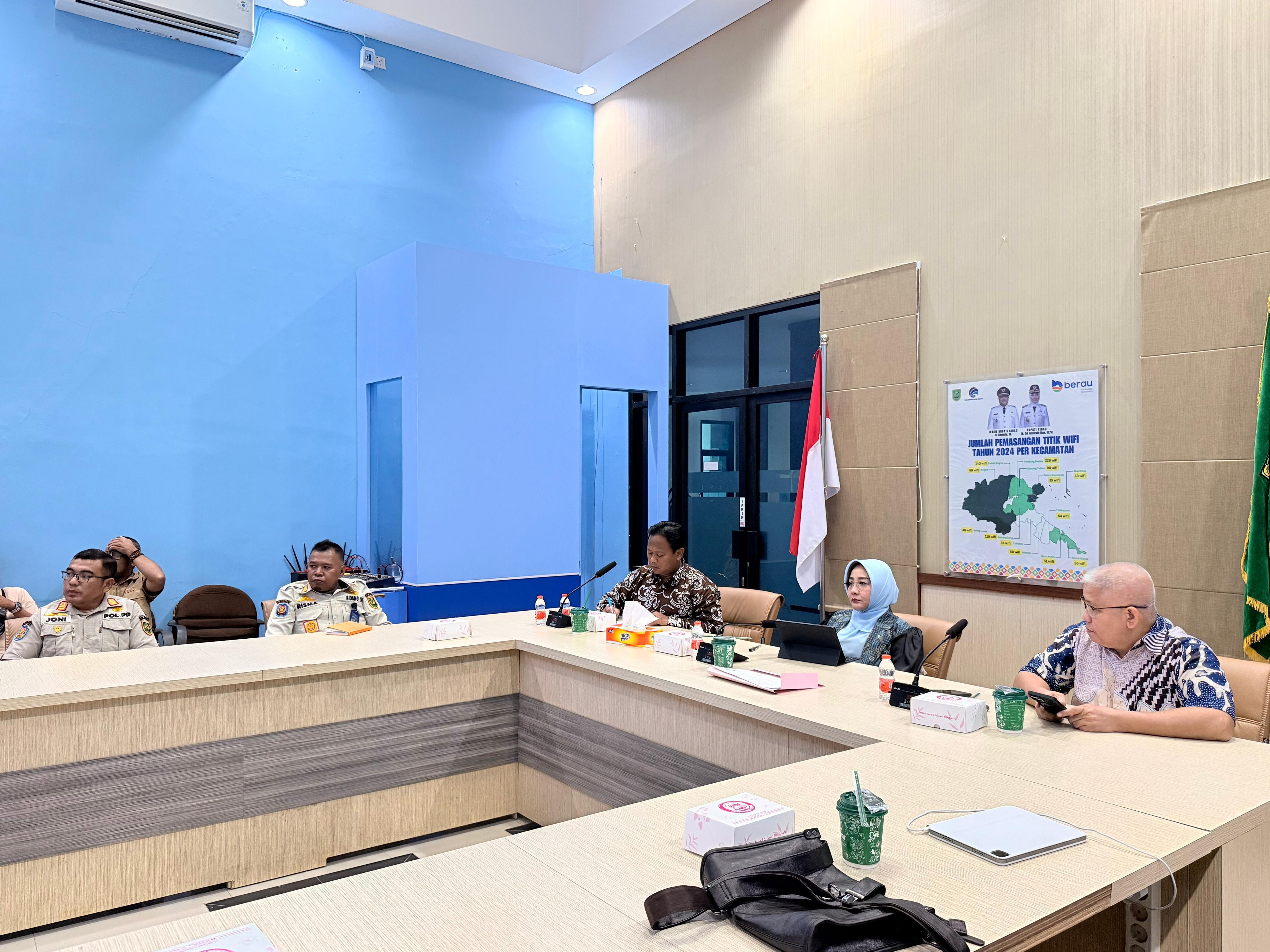 DARING: Bupati Berau, Sri Juniarsih, didampingi Sekkab Berau serta pejabat terkait,  mengikuti rapat daring dengan Mendagri, Tito Karnavian, membahas stabilitas kamtibmas nasional. (SENO/BP)