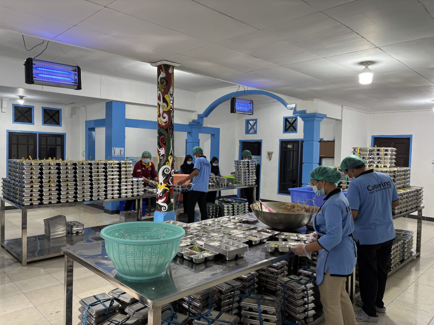 SIAP DIDISTRIBUSIKAN: Situasi dapur SPPG yang berada di Jalan Karang Mulyo, siap mendistribusikan MBG di empat sekolah sebagai tahap awal.  (IZZA/BP)