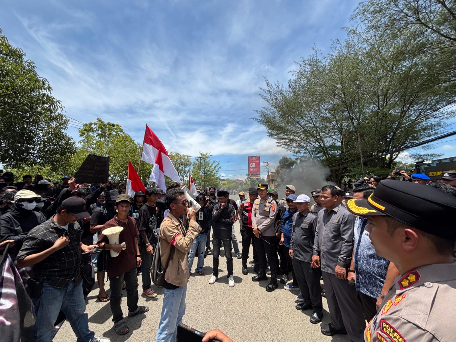 ILUSTRASI: Aksi mahasiswa di depan Kantor DPRD Berau berlangsung tertib, Pemkab menegaskan siap menerima secara terbuka apa yang menjadi aspirasi masyarakat. (IZZA/BP)