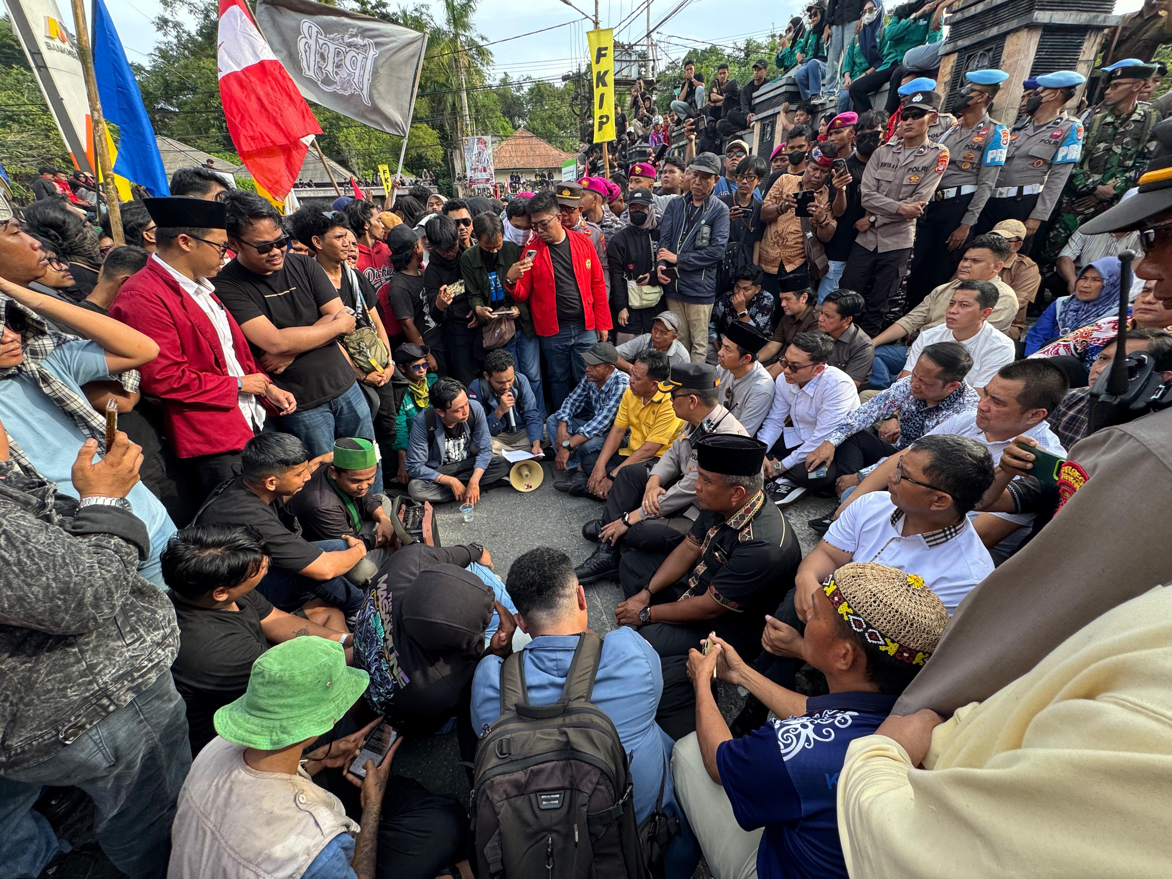 AKSI MASSA: Peserta aksi saat menyampaikan orasi di depan kantor DPRD Tarakan, Senin (1/9) lalu. (HRK)