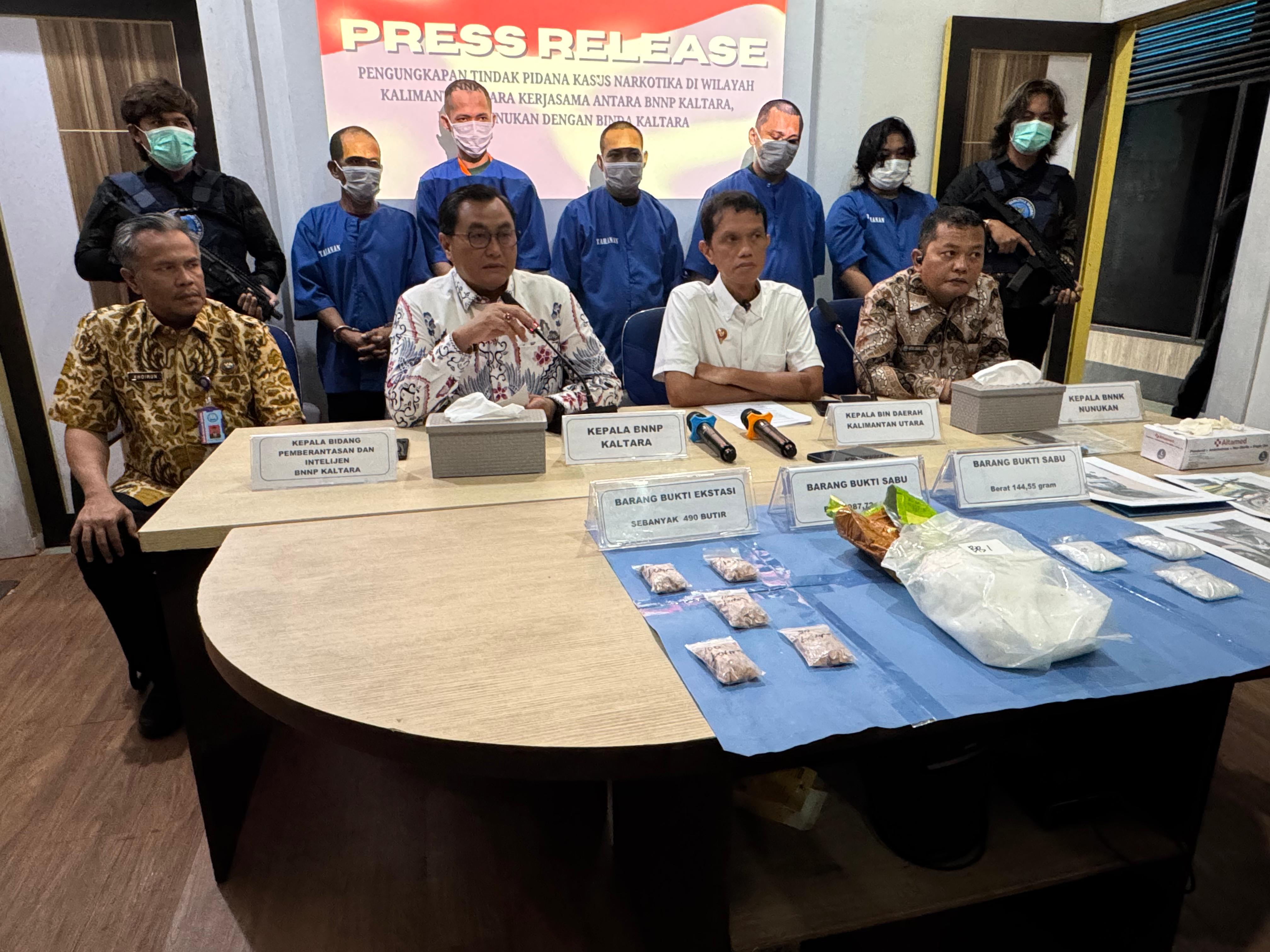 PENGUNGKAPAN NARKOTIKA: Petugas tunjukan barang bukti narkotika jenis sabu dan pil ekstasi yang diamankan dari lima tersangka, Selasa (2/9). (SEPTIAN ASMADI/HRK)