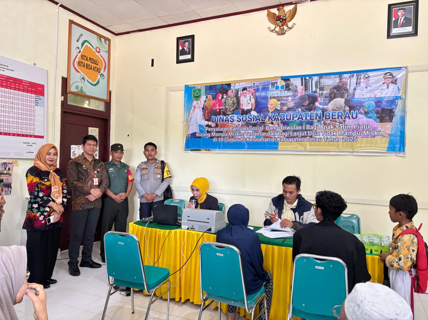 ILUSTRAS BANTUANI: Penyaluran BLT bagi lansia tidak mampu serta anak yatim piatu yang dilakukan di Kelurahan Tanjung Redeb, Juli lalu. (IZZA/BP)