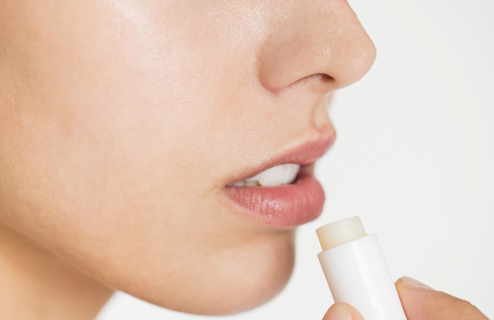 Ilustrasi seseorang yang sedang menggunakan lip balm untuk mencegah bibir kering (Freepik)