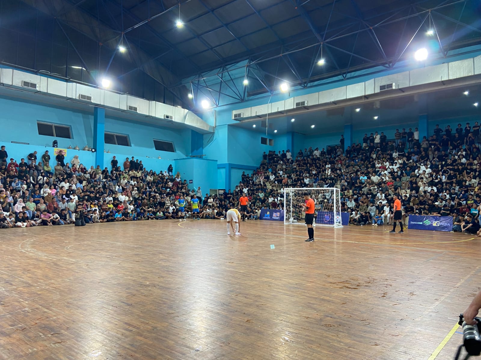 BUTUH PERBAIKAN: Ratusan penonton memadati tribun GOR saat pertandingan futsal Piala DPRD beberapa waktu lalu. (BERAU POST)