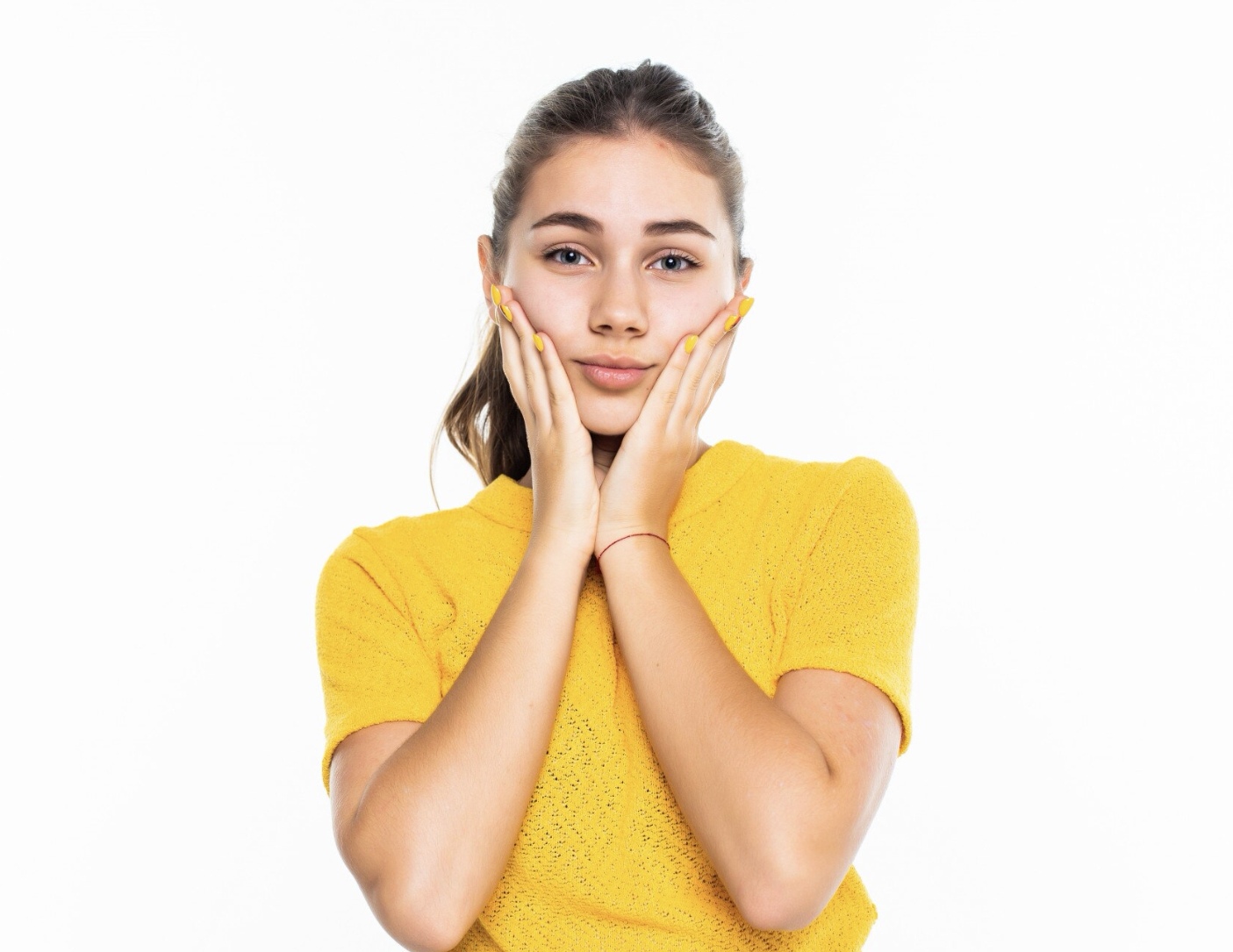 Ilustrasi cara meratakan warna kulit wajah dan tangan yang belang. (Freepik)
