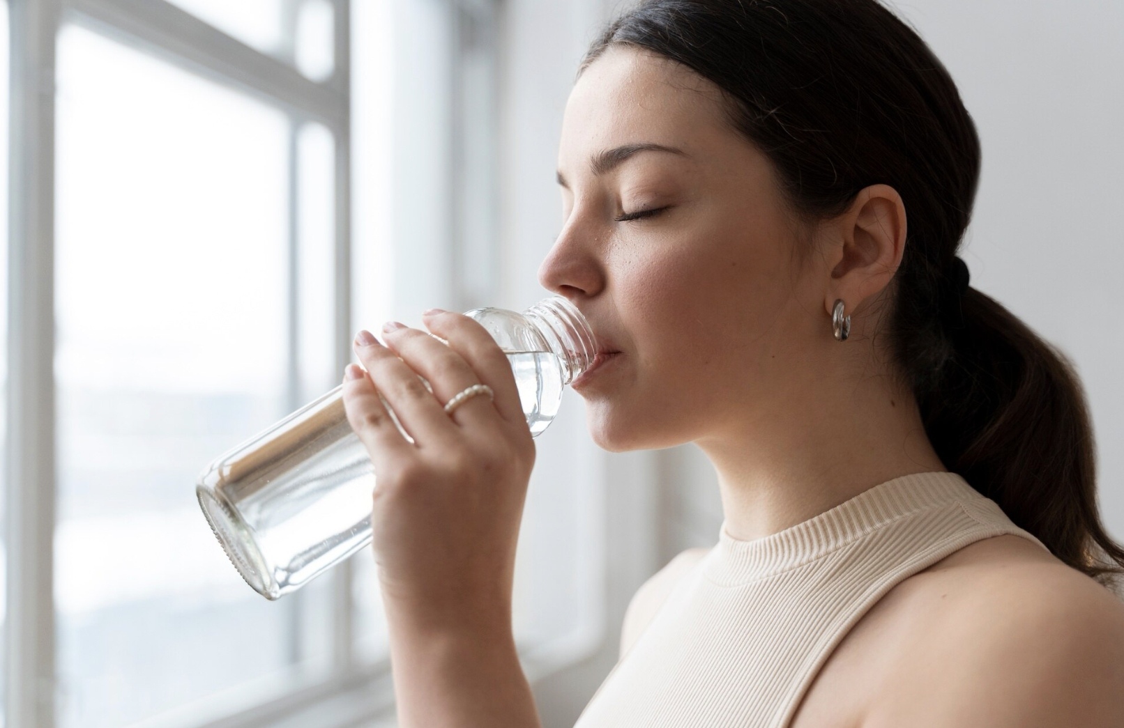 Ilustrasi minum air putih. (Freepik)