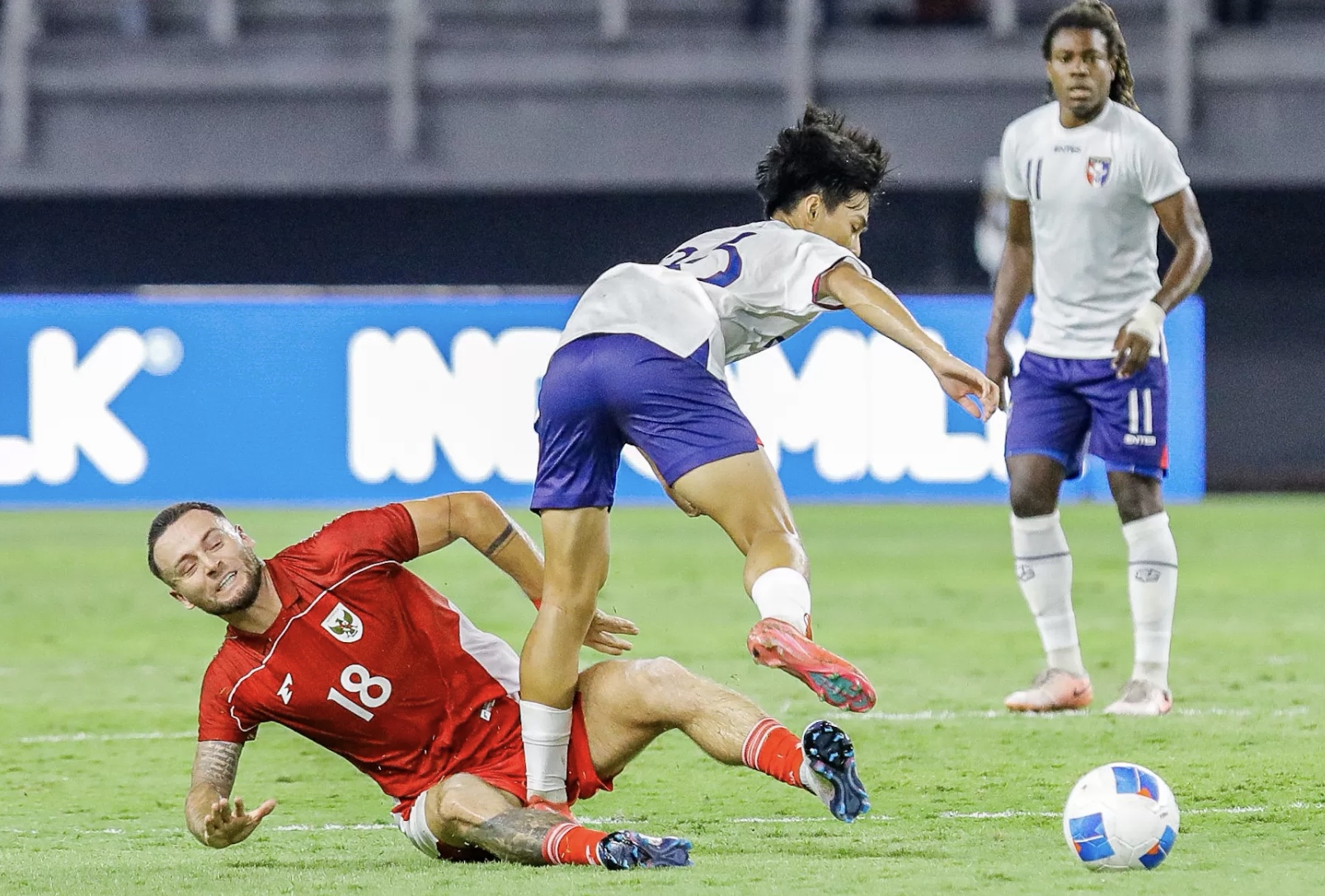 Pemain Timnas Indonesia Marc Klok berebut bola dengan pemain Chinase Taipei dalam International Friendly Match di Stadion Gelora Bung Tomo, Surabaya, kemarin (5/9). (RIANA SETIAWAN/ JAWA POS)