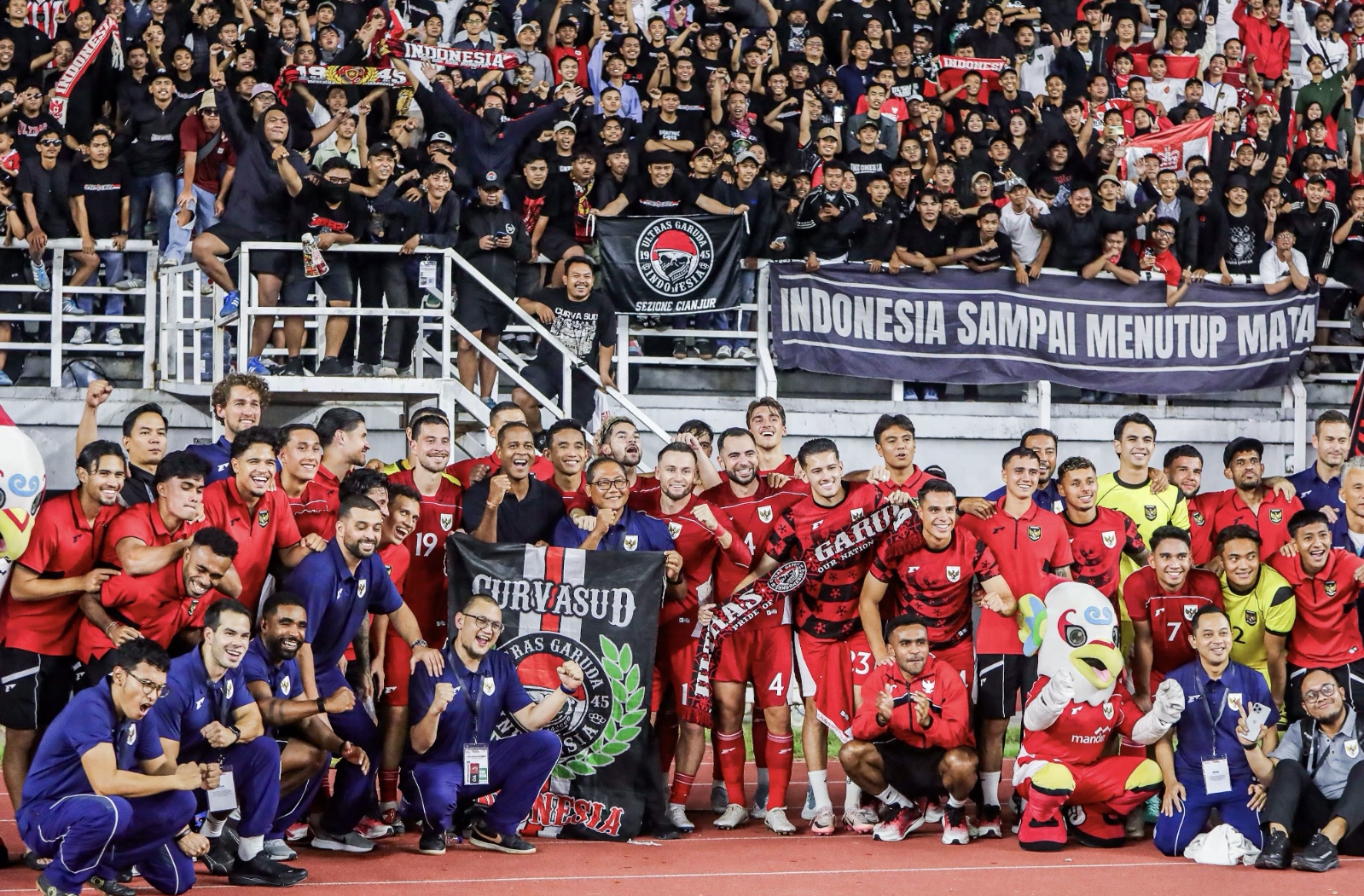 Sejumlah Pemain Timnas Indonesia melakukan selebrasi usai mengalahkan Chinase Taipei dalam International Friendly Match di Stadion Gelora Bung Tomo, Surabaya, kemarin (5/9).(RIANA SETIAWAN/ JAWA POS)