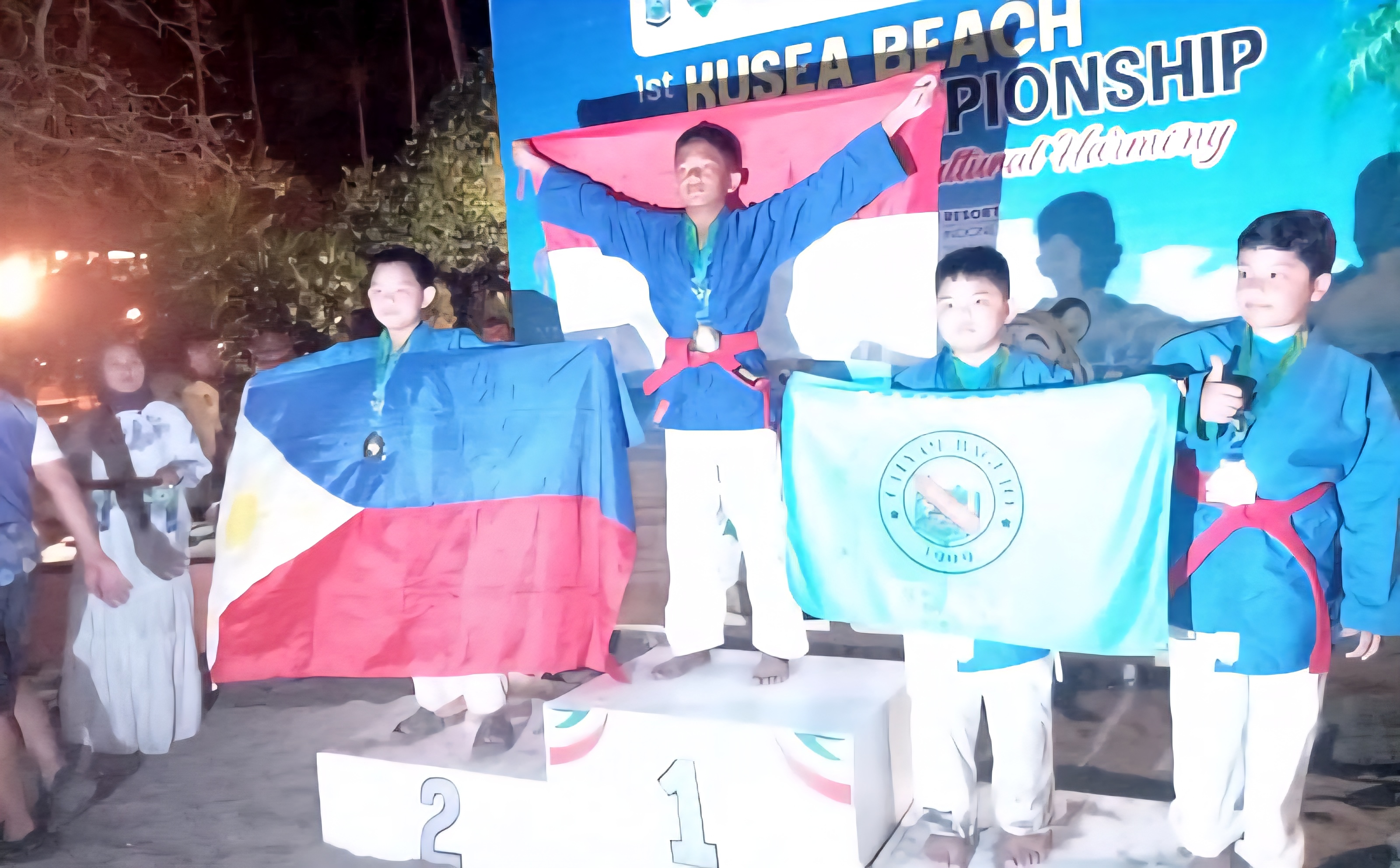 MEMBANGGAKAN: Muhummad Faiq Razak Putra F menyumbang medali emas di kelas children + 35 kg putra pada nomor outdoor beach (pantai). (FERKUSHI KALTARA UNTUK HRK)