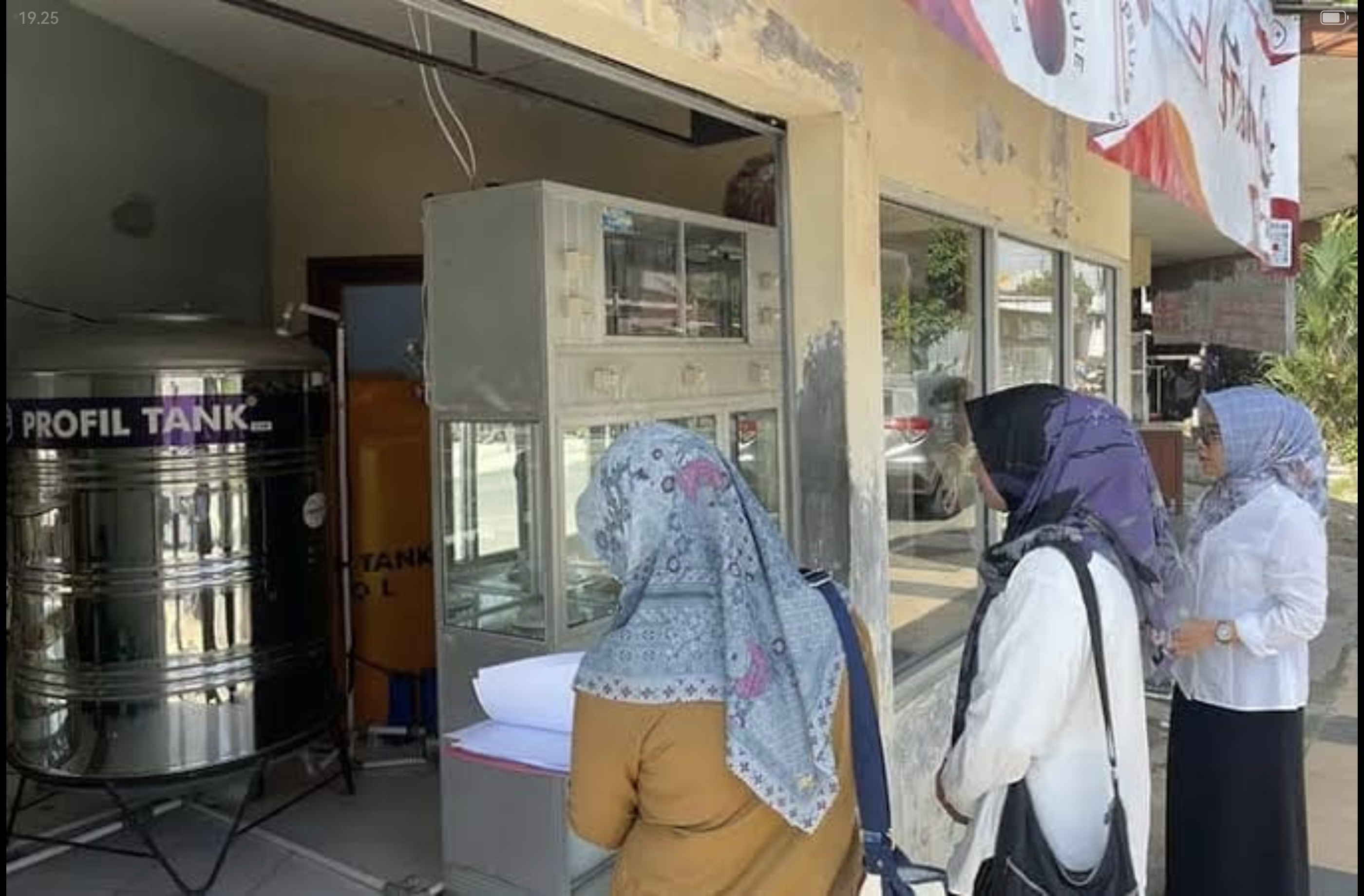 ILUSTRASI: Pelaku usaha depot air minum isi ulang di perkampungan belum bisa mengantongi izin resmi karena keterbatasan jaringan PDAM. (BERAU POST)