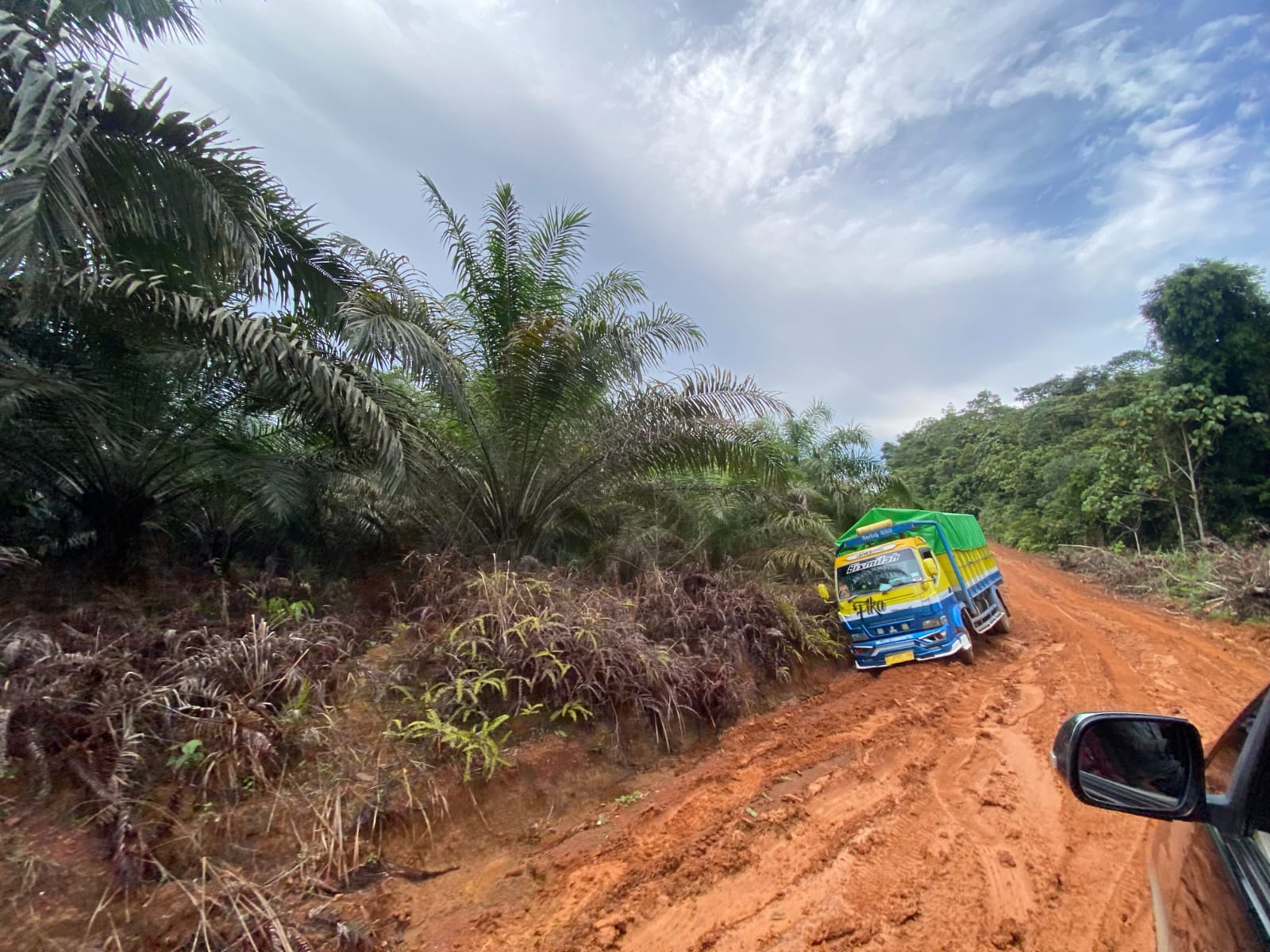 BUTUH JALAN BAGUS: Masyarakat Kampung Merabu masih menunggu jalan yang representatif untuk dilalui. (SENO/BP)