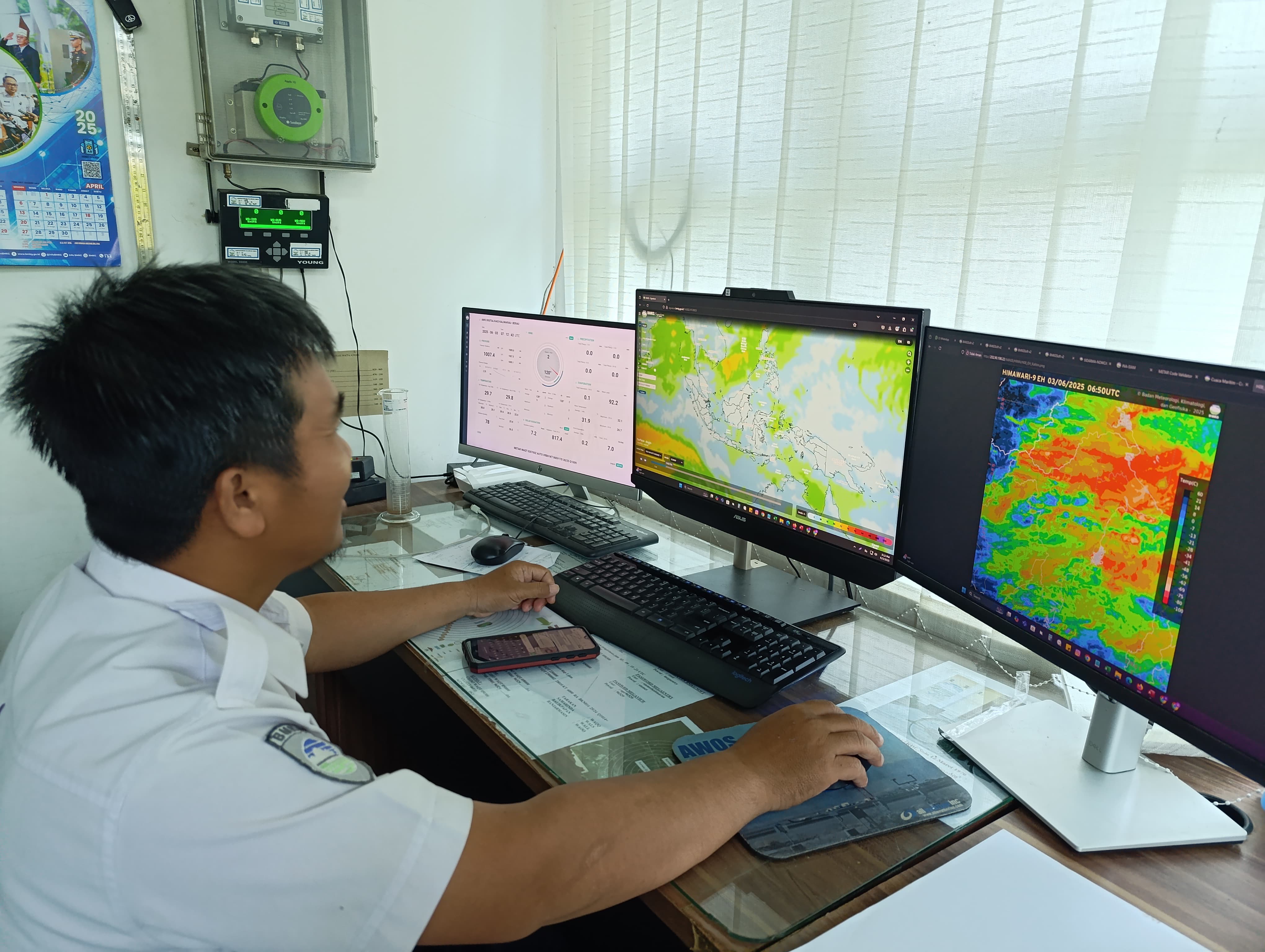 LAKUKAN PENGECEKAN: Prakirawan BMKG Berau, Egi, saat memantau pergerakan cuaca di Kabupaten Berau. (ARTA KUSUMA YUNANDA/BP)