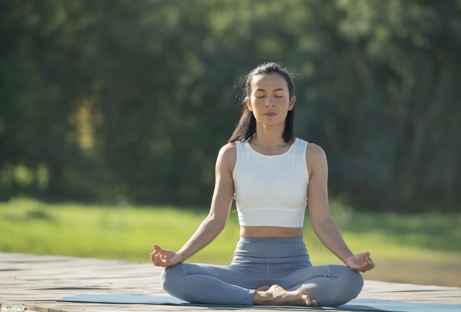 Ilustrasi olahraga yoga yang cocok menurunkan berat badan. (Freepik)