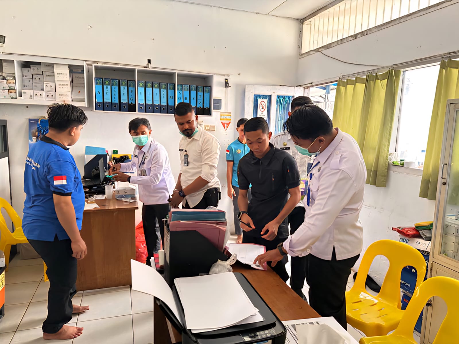 TES URINE: Pegawai dan warga binaan Lapas Tarakan jalani tes urine bersama BNNP Kaltara, Selasa (9/9).(SEPTIAN ASMADI/HRK)