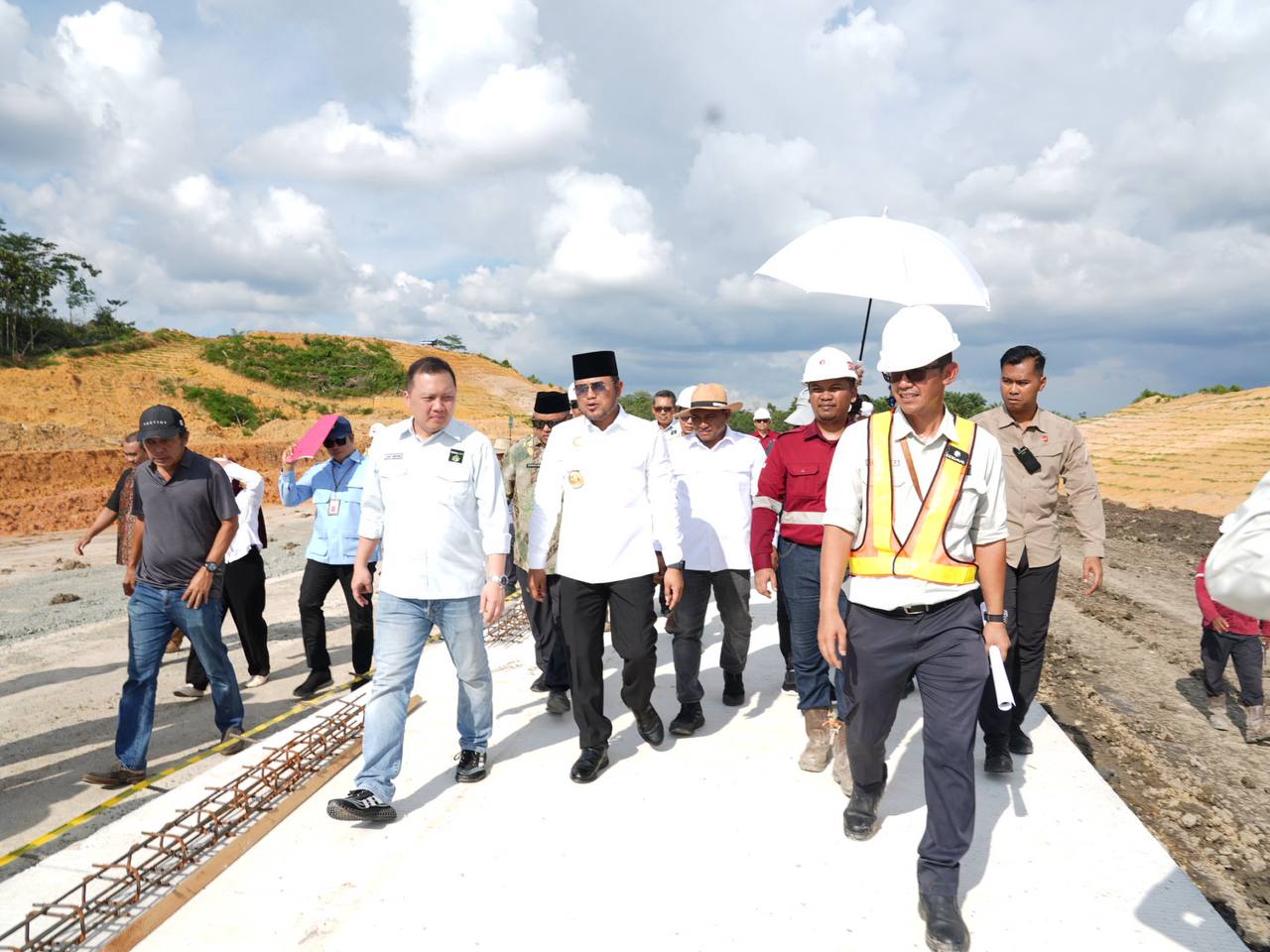 PERHATIKAN KUALITAS: Gubernur Harum saat meninjau pembangunan jalan yang dibangun Berau Coal sepanjang 7,8 km yang menghubungkan Kecamatan Teluk Bayur dan Sambaliung. (AHMAD RIANDI/ADPIMPROV KALTIM)