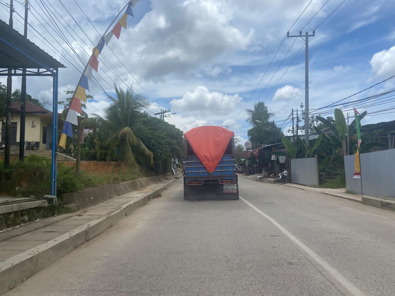 BAHAYA: Terlihat salah satu truk yang melintas di Jalan Durian III, masih menggunakan karpet lumpur yang meresahkan pengguna jalan. (ARTA KUSUMA YUNANDA/BP)
