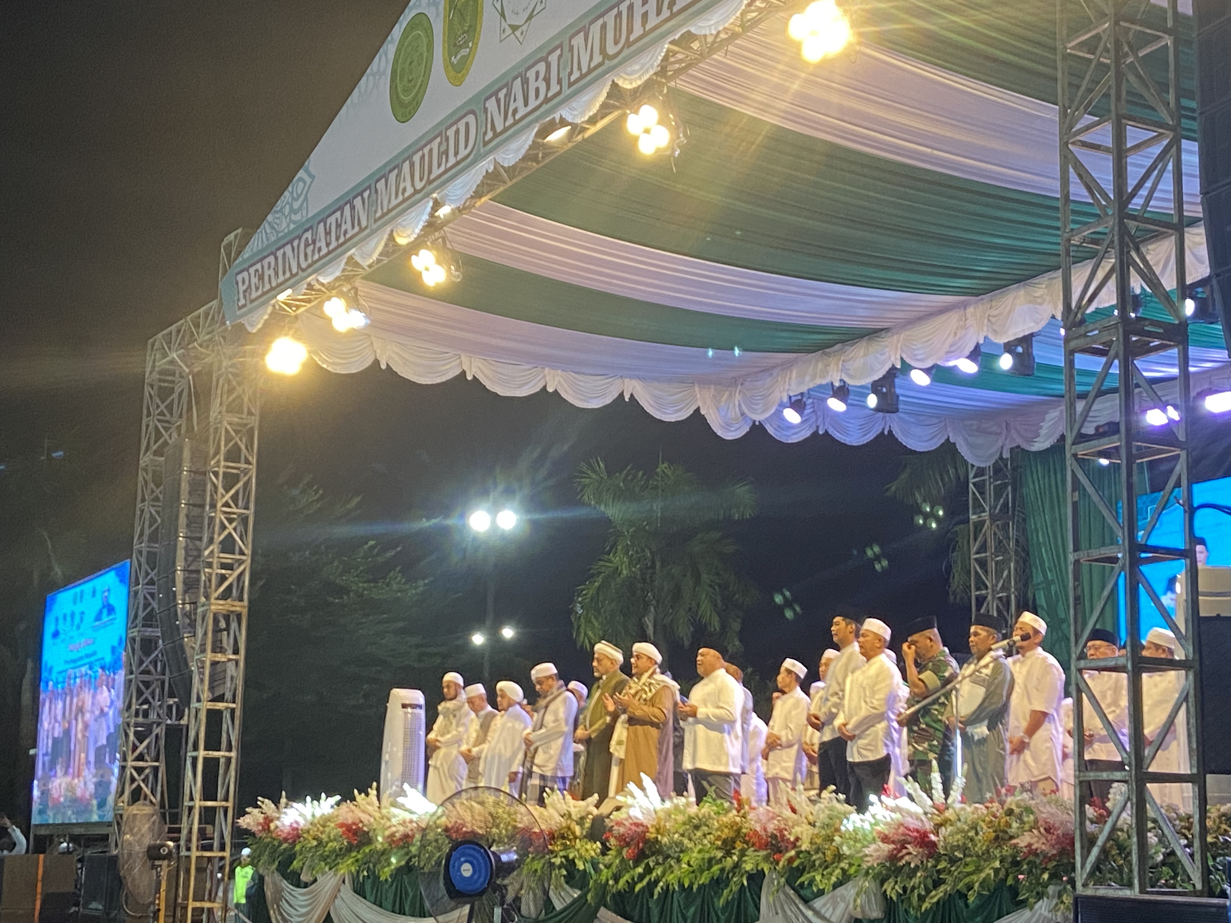 TABLIG AKBAR: Ribuan masyarakat memadati lapangan GOR Pemuda, untuk mengikuti peringatan Maulid Nabi Muhammad SAW. (ARTA KUSUMA YUNANDA/BP)