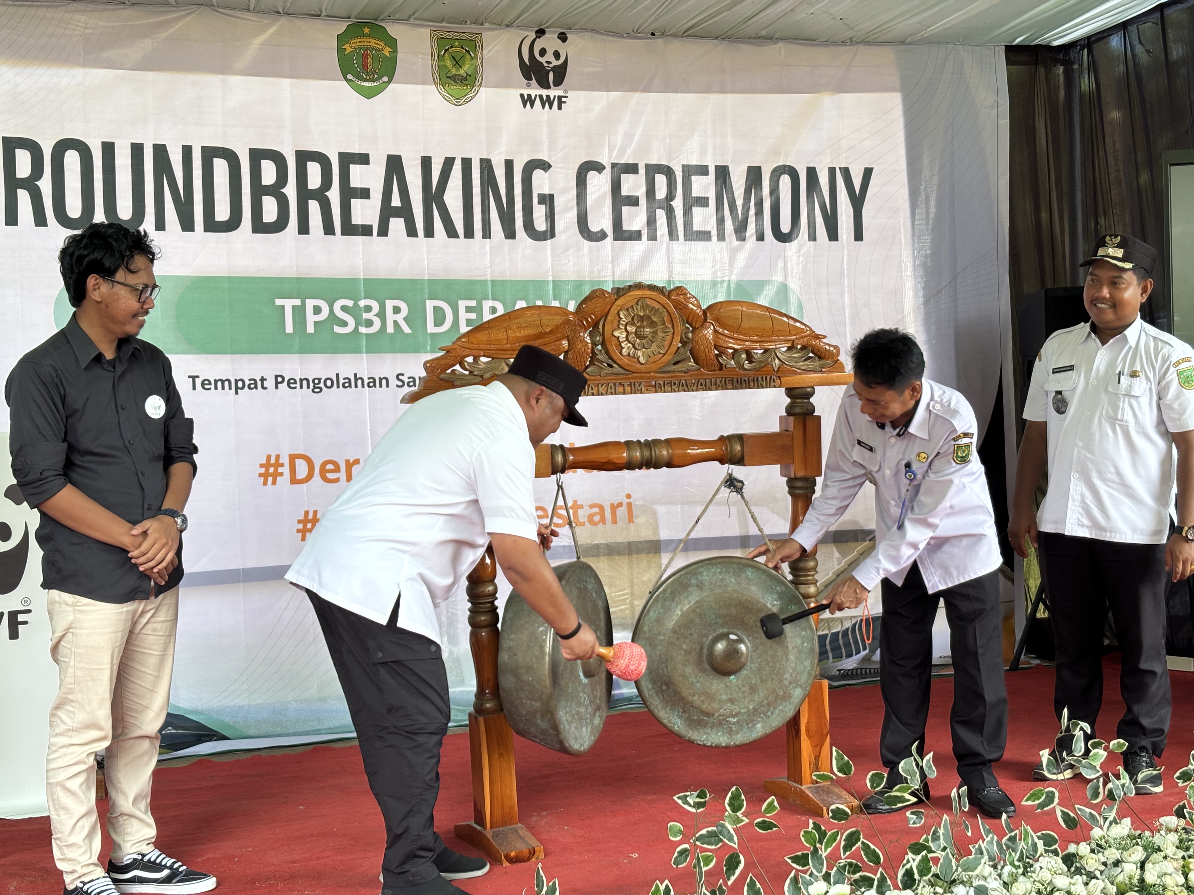 ILUSTRASI: Wakil Bupati Berau, Gamalis, saat melakukan peletakan batu pertama pembangunan TPS3R di Pulau Derawan. Itu diharapkan menjadi pionir dalam pengelolaan sampah di seluruh kecamatan. (IZZA/BP)