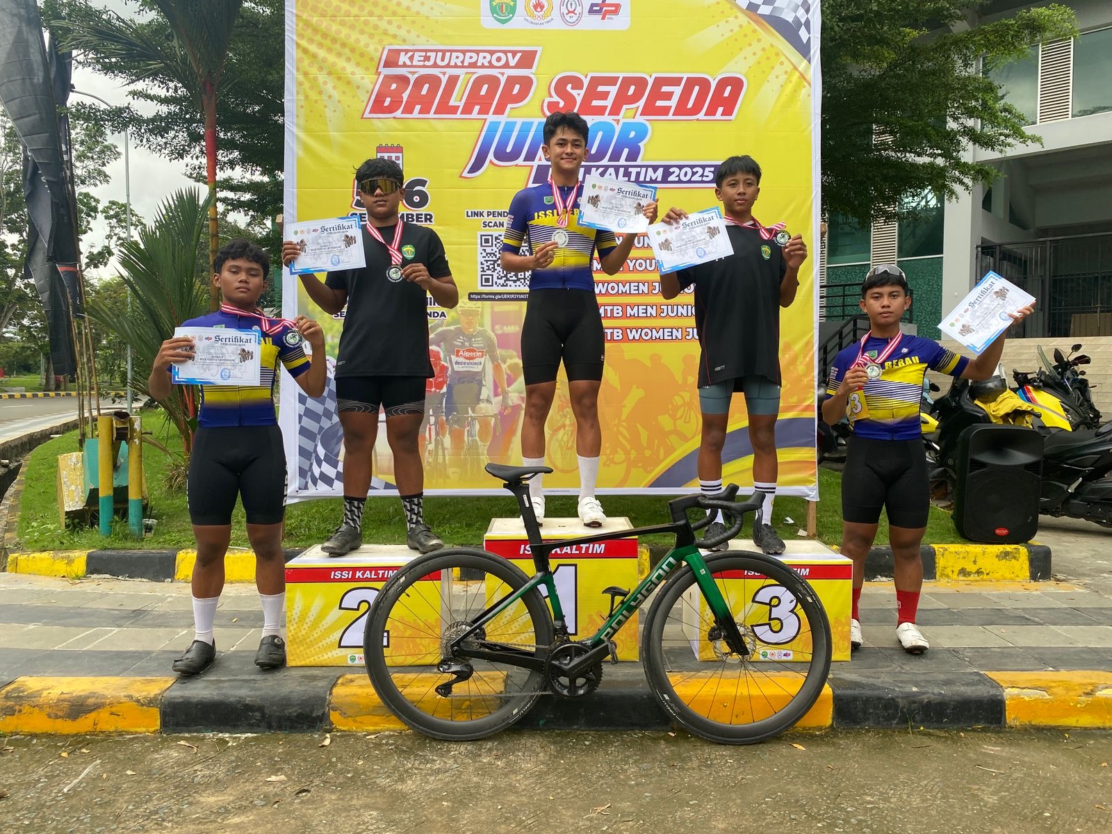 TETAP FOKUS: Meski sudah naik podium, Atlet tetap diminta konsisten latihan. (ARTA KUSUMA YUNANDA/BP)
