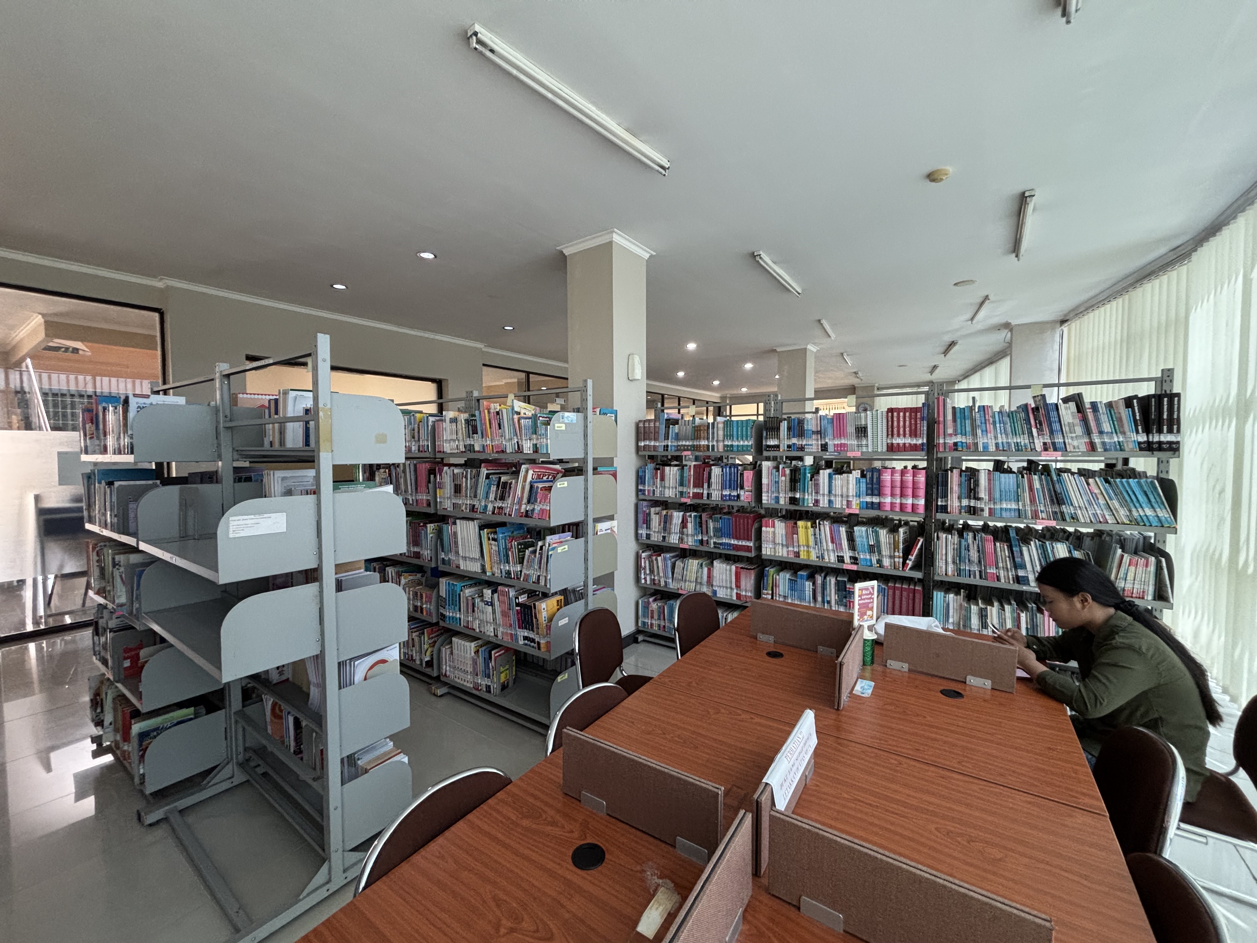 ILUSTRASI: Tahun ini Dispusip Berau kembali menambah koleksi judul buku di Perpustakaan Sanggam Barintak sebesar Rp 30 juta. (IZZA/BP)